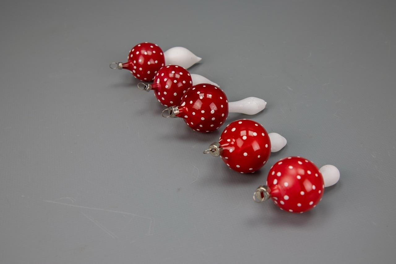 Ensemble de cinq champignons en verre rouge et blanc ornés d'arbres de Noël, 1970 en vente 5