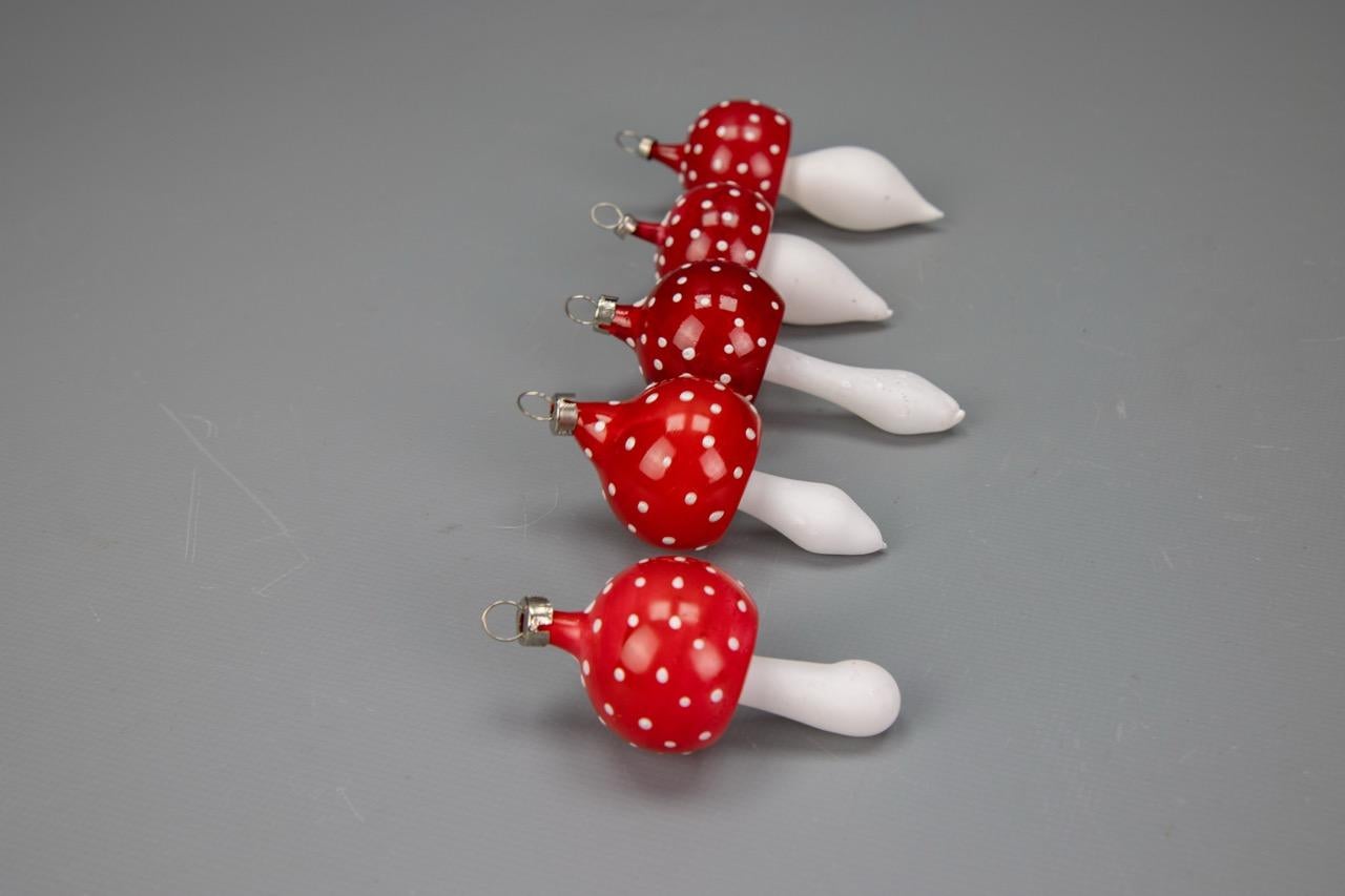 Ensemble de cinq champignons en verre rouge et blanc ornés d'arbres de Noël, 1970 en vente 6