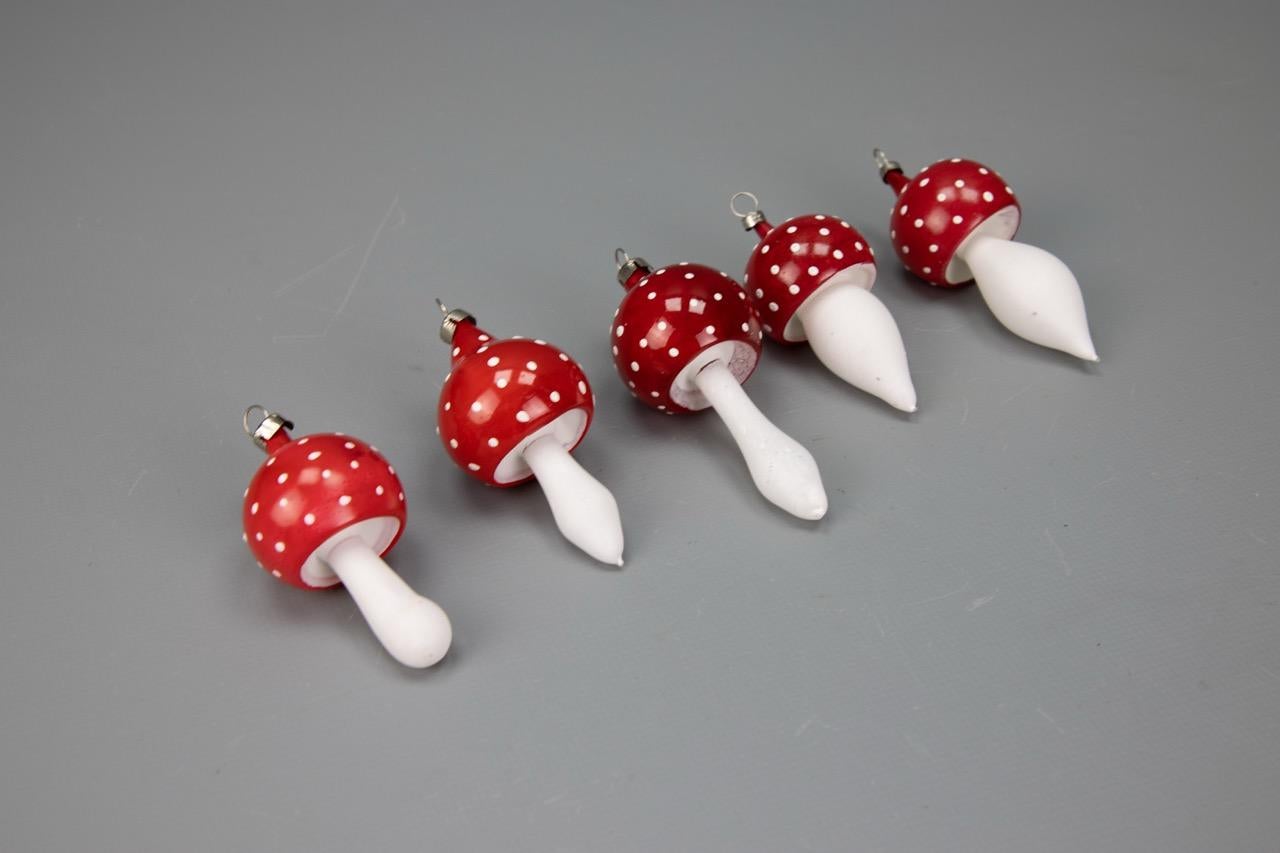 Ensemble de cinq champignons en verre rouge et blanc ornés d'arbres de Noël, 1970 en vente 7
