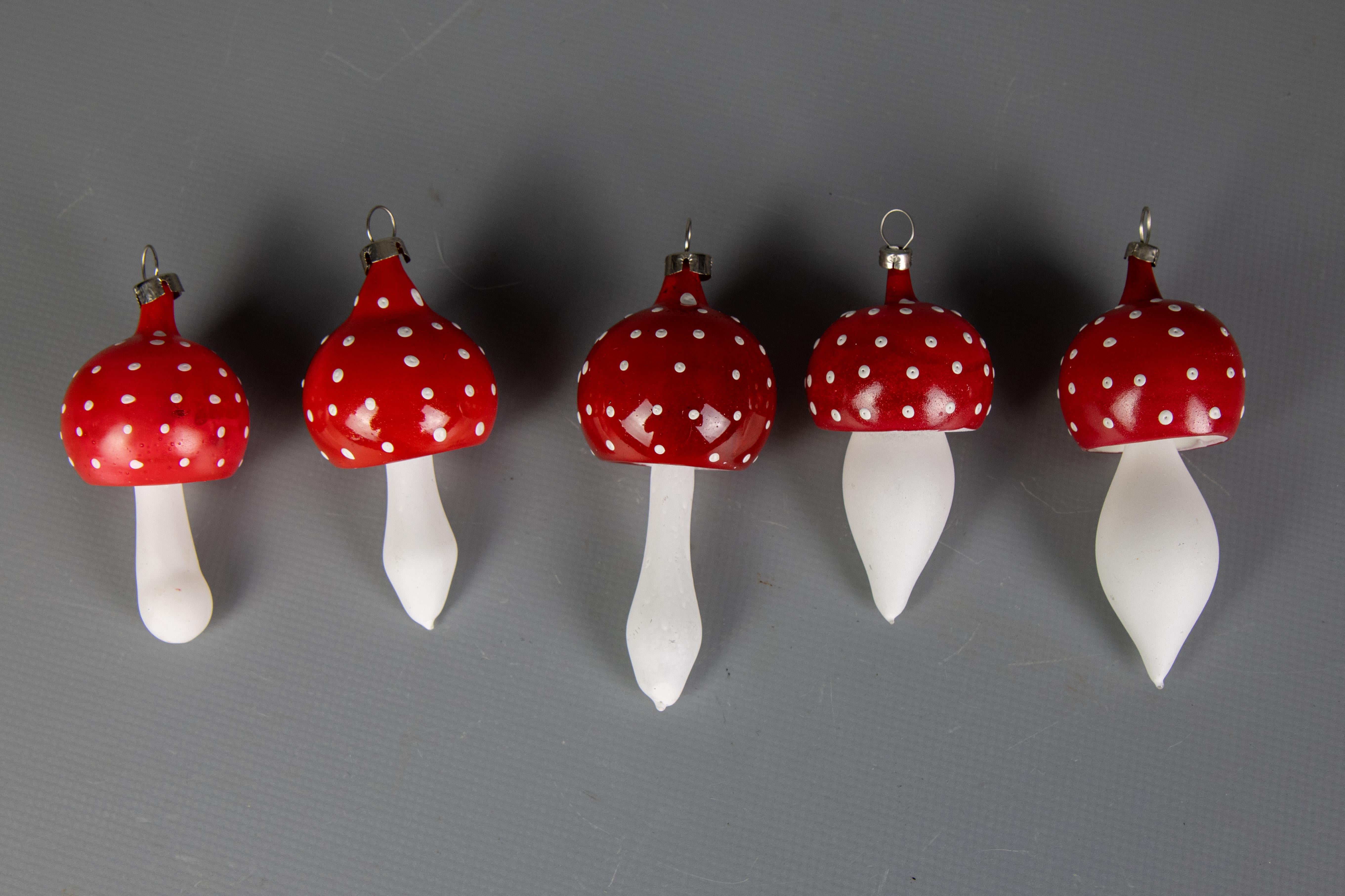 Ensemble de cinq champignons en verre rouge et blanc ornés d'arbres de Noël, 1970 en vente 8