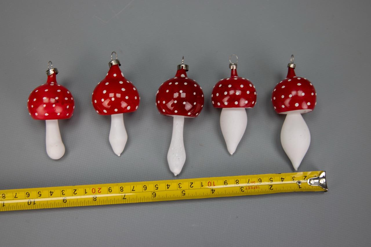 Ensemble de cinq champignons en verre rouge et blanc ornés d'arbres de Noël, 1970 en vente 9