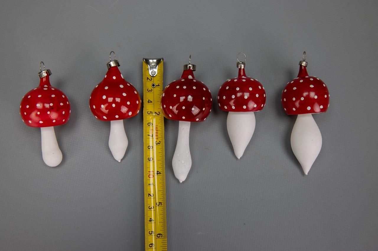Ensemble de cinq champignons en verre rouge et blanc ornés d'arbres de Noël, 1970 en vente 10