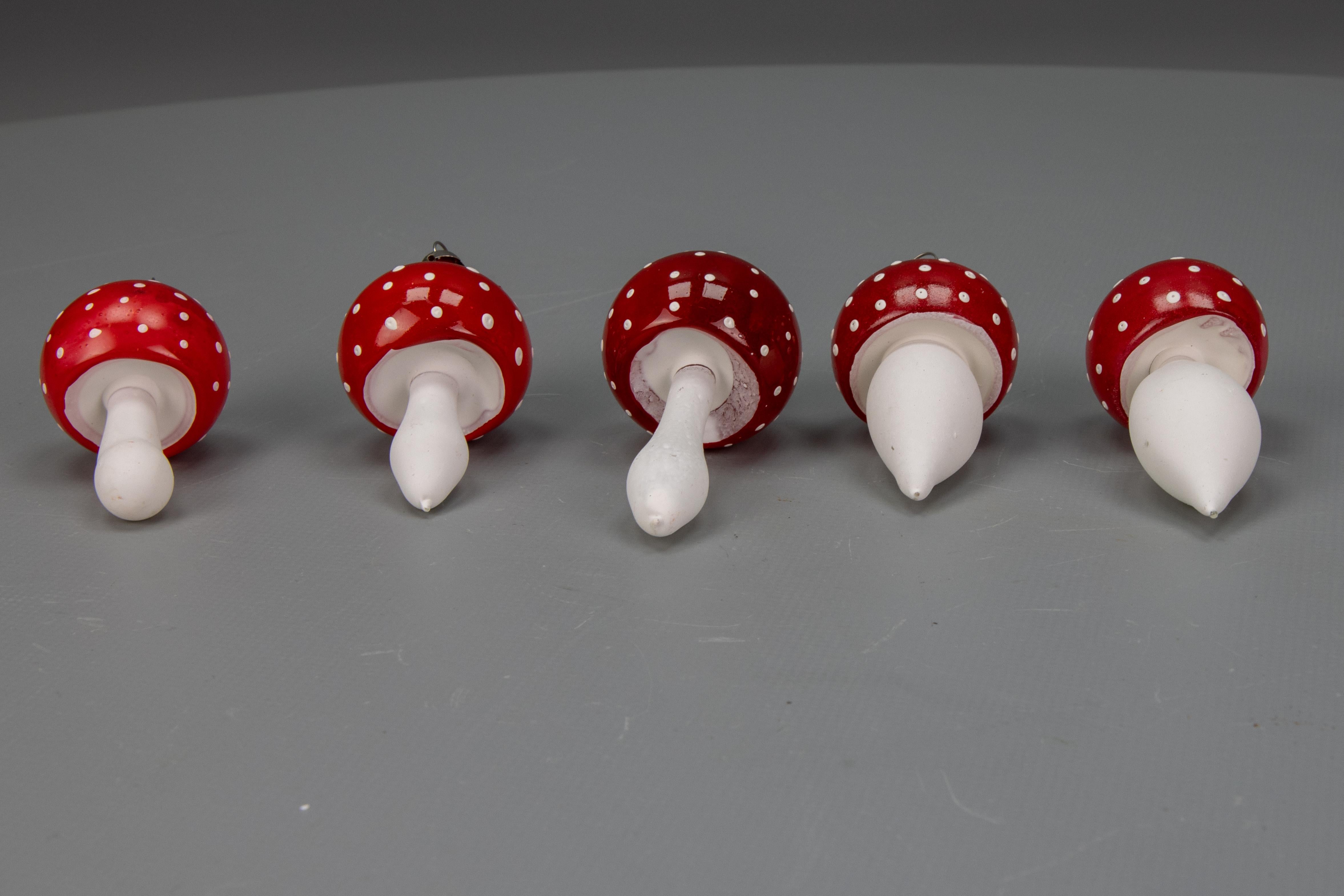 Ensemble de cinq champignons en verre rouge et blanc ornés d'arbres de Noël, 1970 en vente 11
