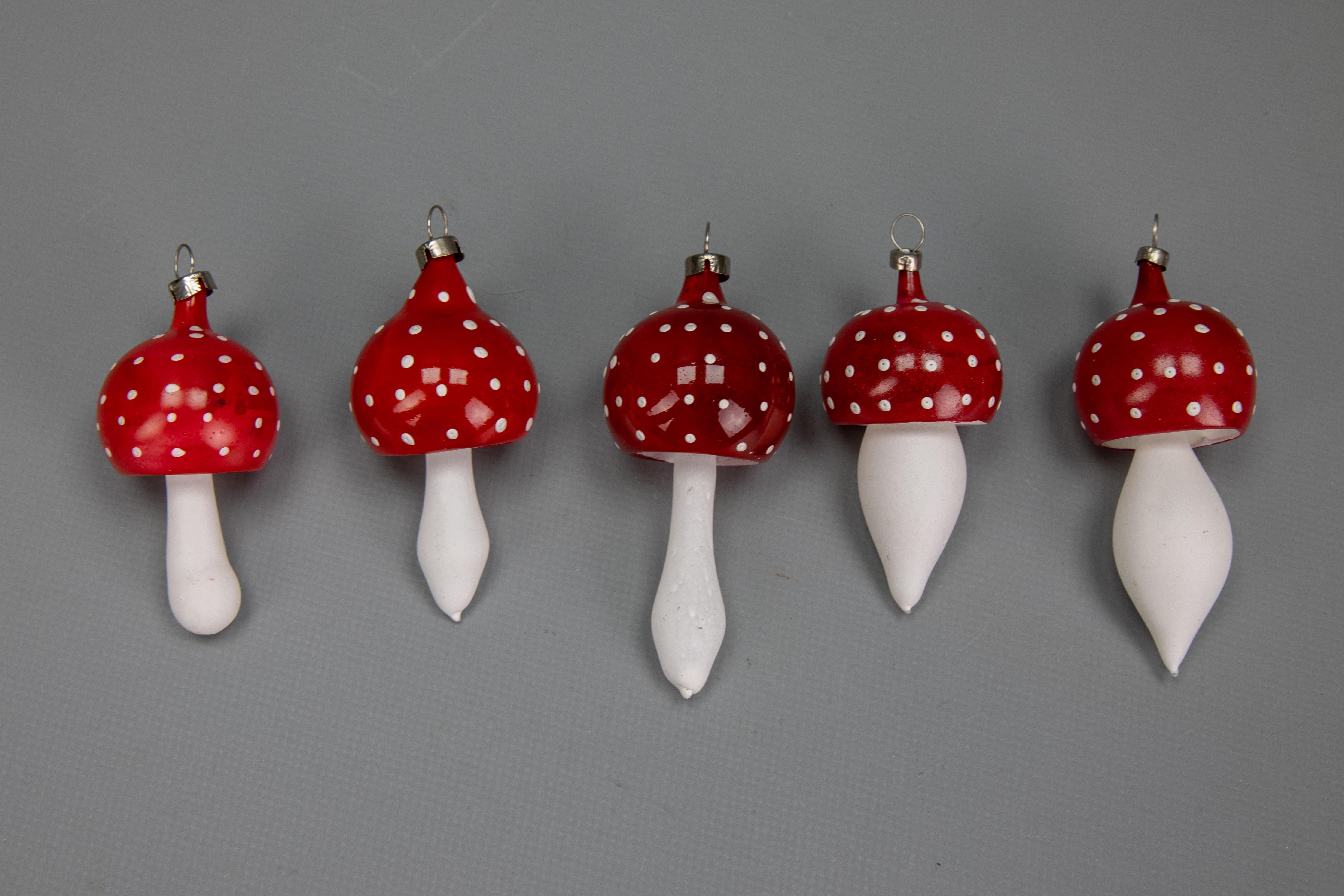 Ensemble de cinq champignons en verre rouge et blanc ornés d'arbres de Noël, 1970 en vente 12