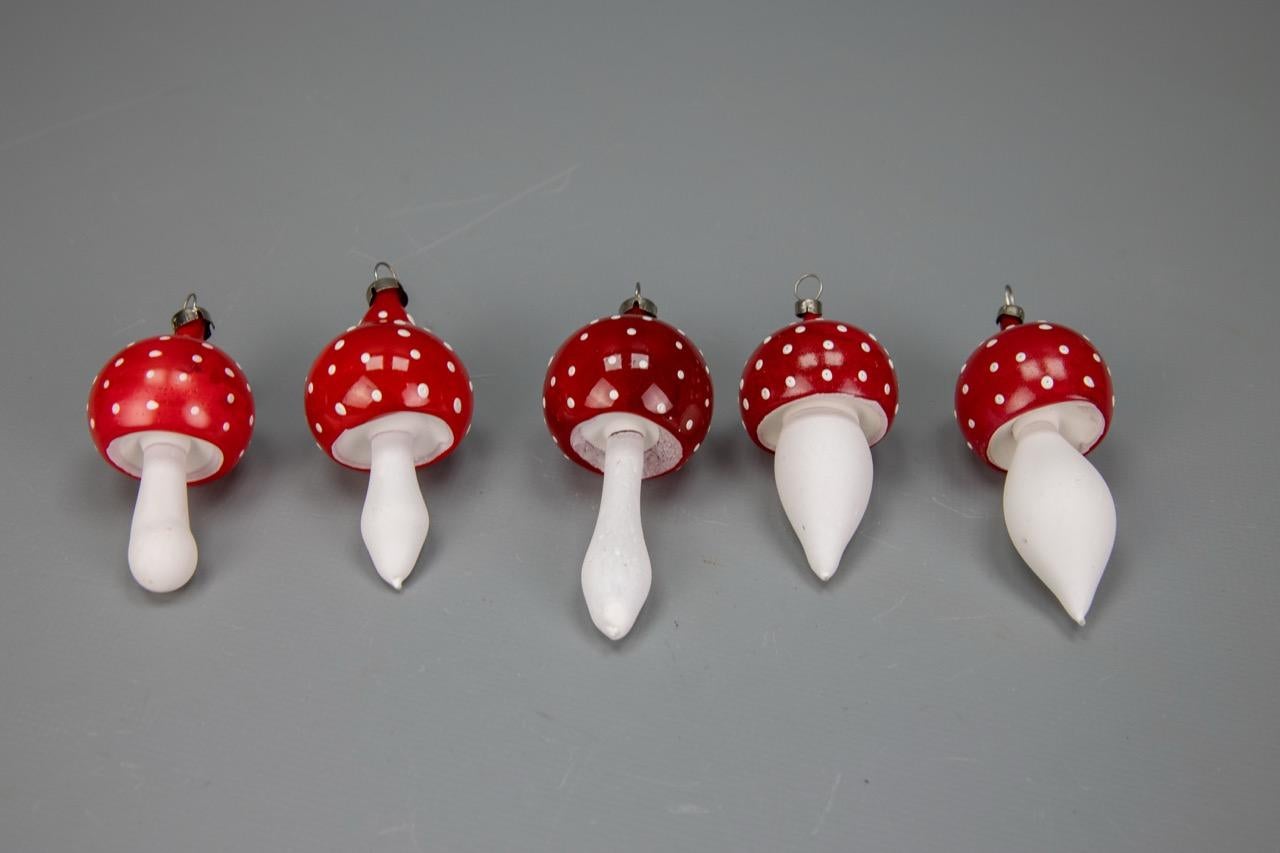 Mid-Century Modern Ensemble de cinq champignons en verre rouge et blanc ornés d'arbres de Noël, 1970 en vente