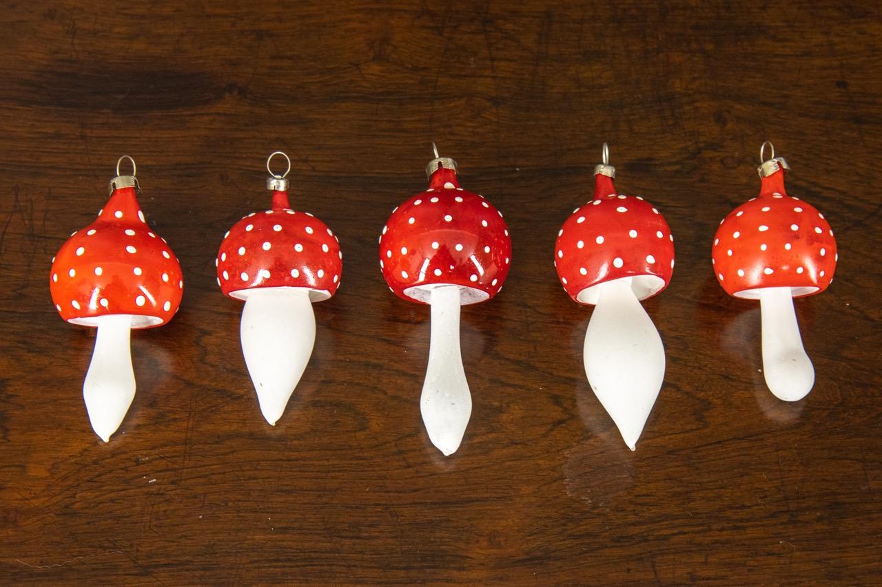 Allemand Ensemble de cinq champignons en verre rouge et blanc ornés d'arbres de Noël, 1970 en vente