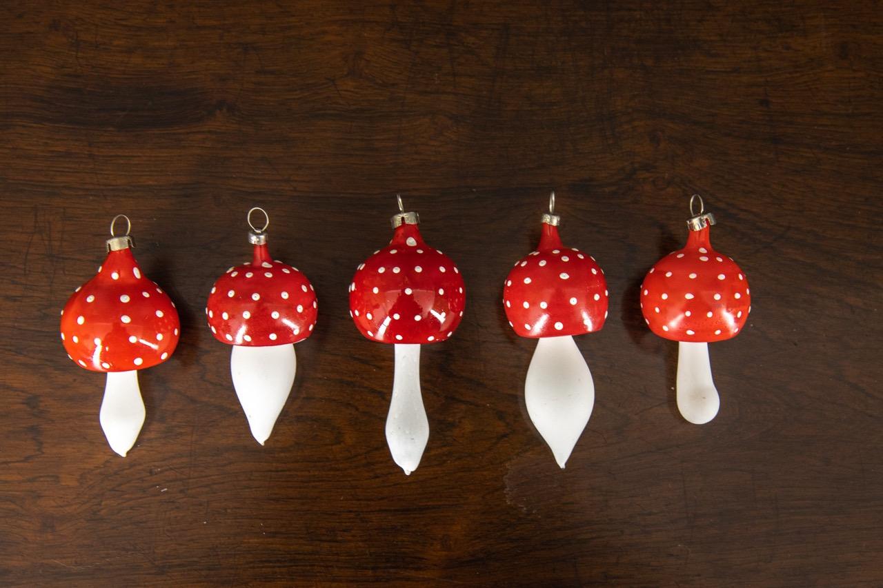 Peint à la main Ensemble de cinq champignons en verre rouge et blanc ornés d'arbres de Noël, 1970 en vente