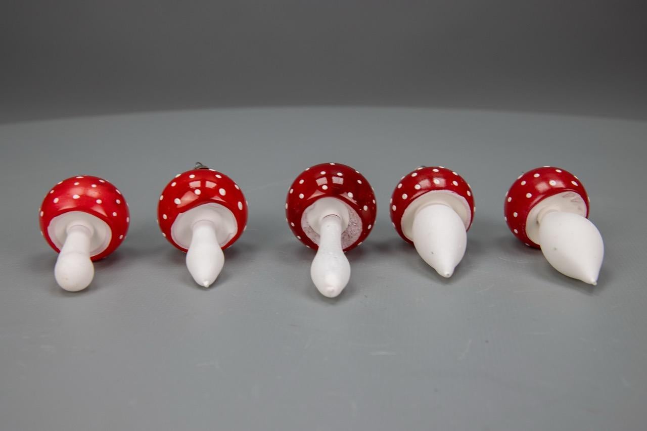 Ensemble de cinq champignons en verre rouge et blanc ornés d'arbres de Noël, 1970 en vente 1