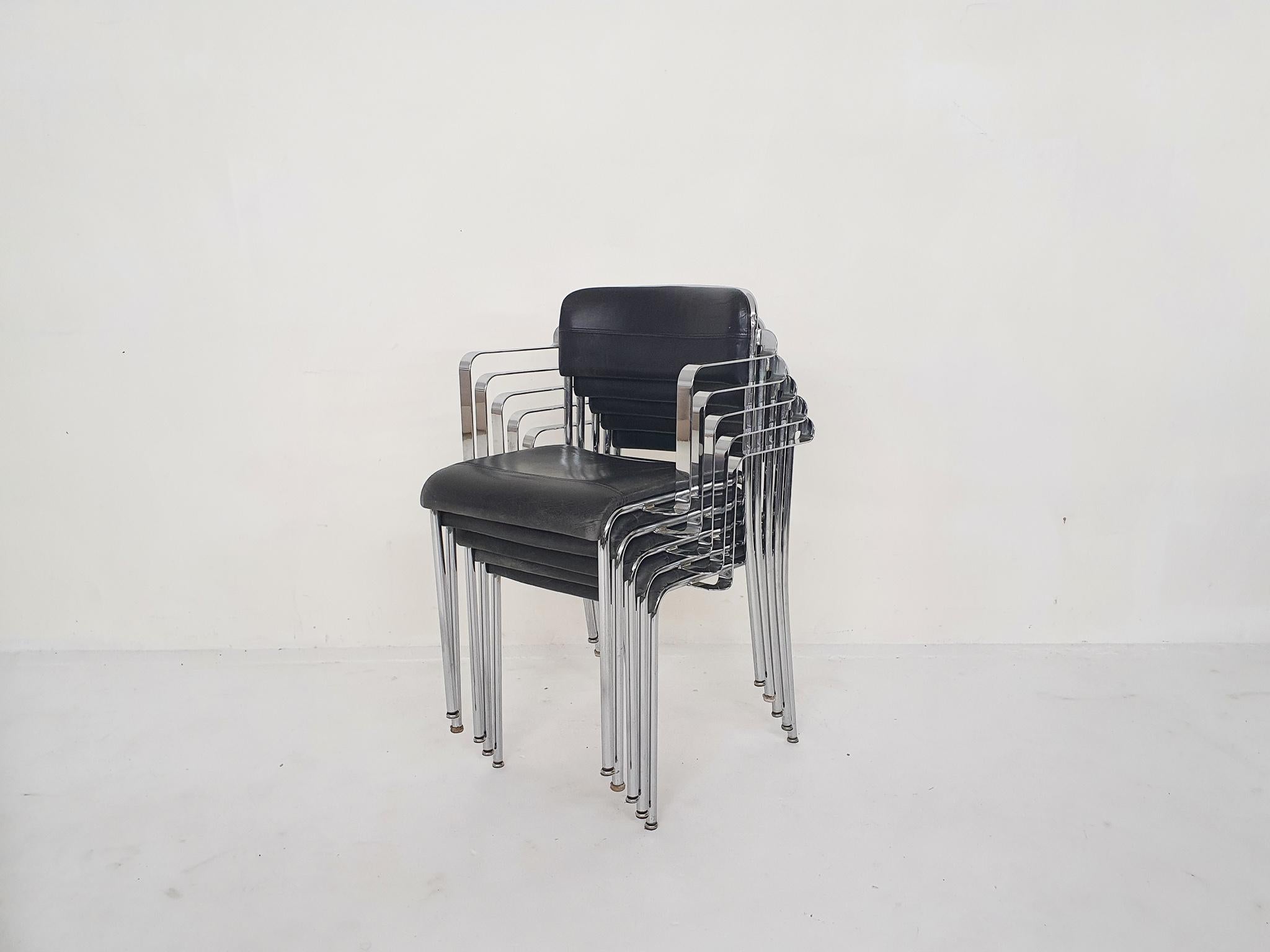 Stackable metal dining chairs with black leather upholstery. Manufactured by Aryform, Sweden.
The design reminds us of the designs of Le Corbusier or Poul Kjaerholm.
The chairs have traces of use consistent with age and use.
Height of the arm rests