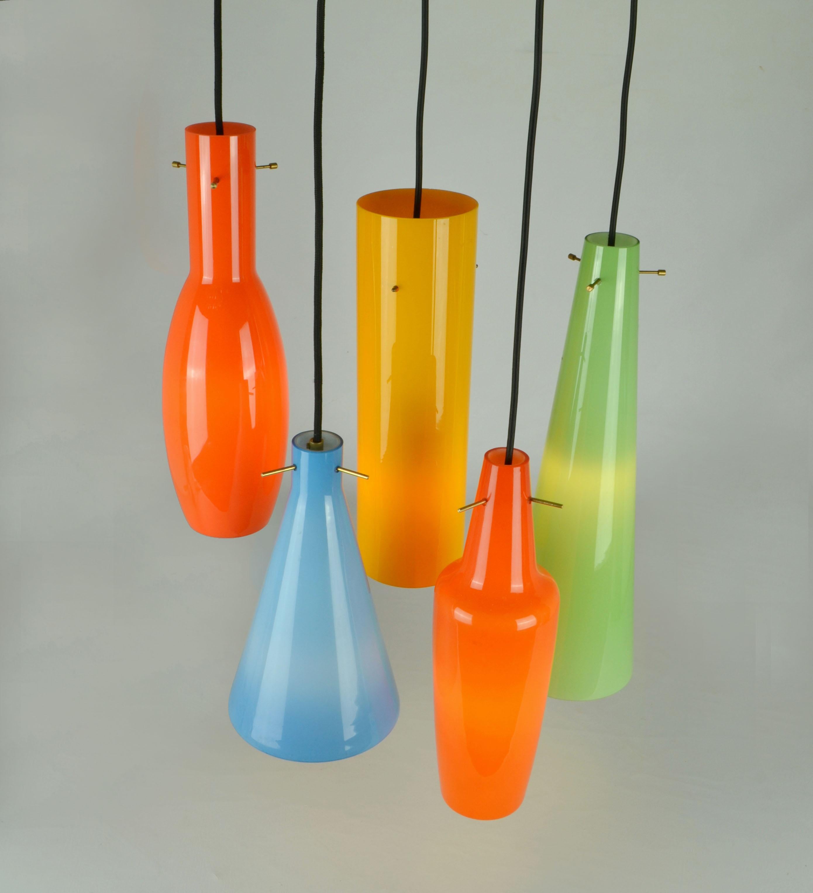 Milieu du XXe siècle Ensemble de cinq suspensions Vistosi Murano des années 1950 en verre coloré  en vente