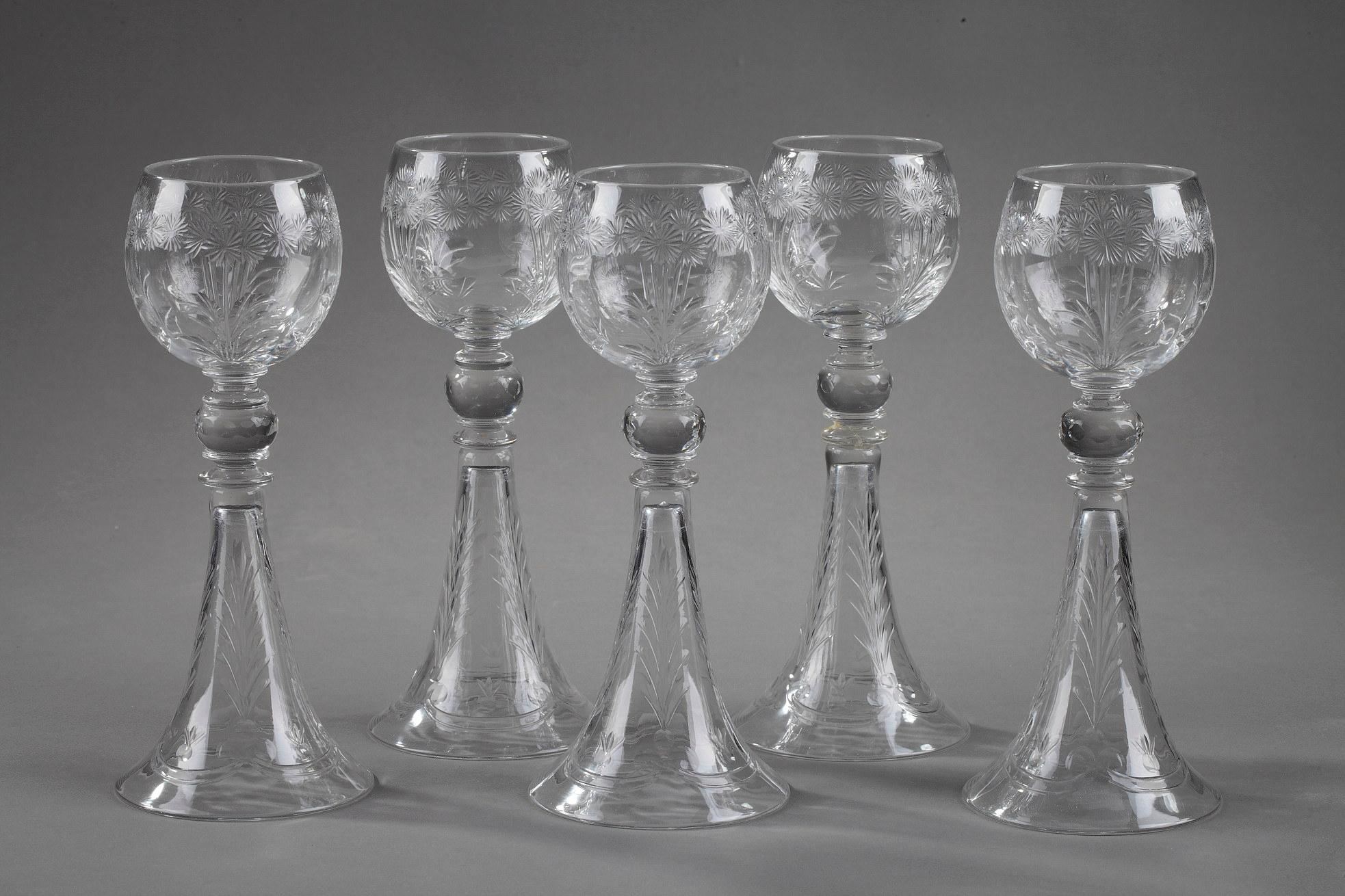 Group of 5 cut crystal glasses with flower and plant motifs. The foot in the shape of a bell gives the glass the name of 