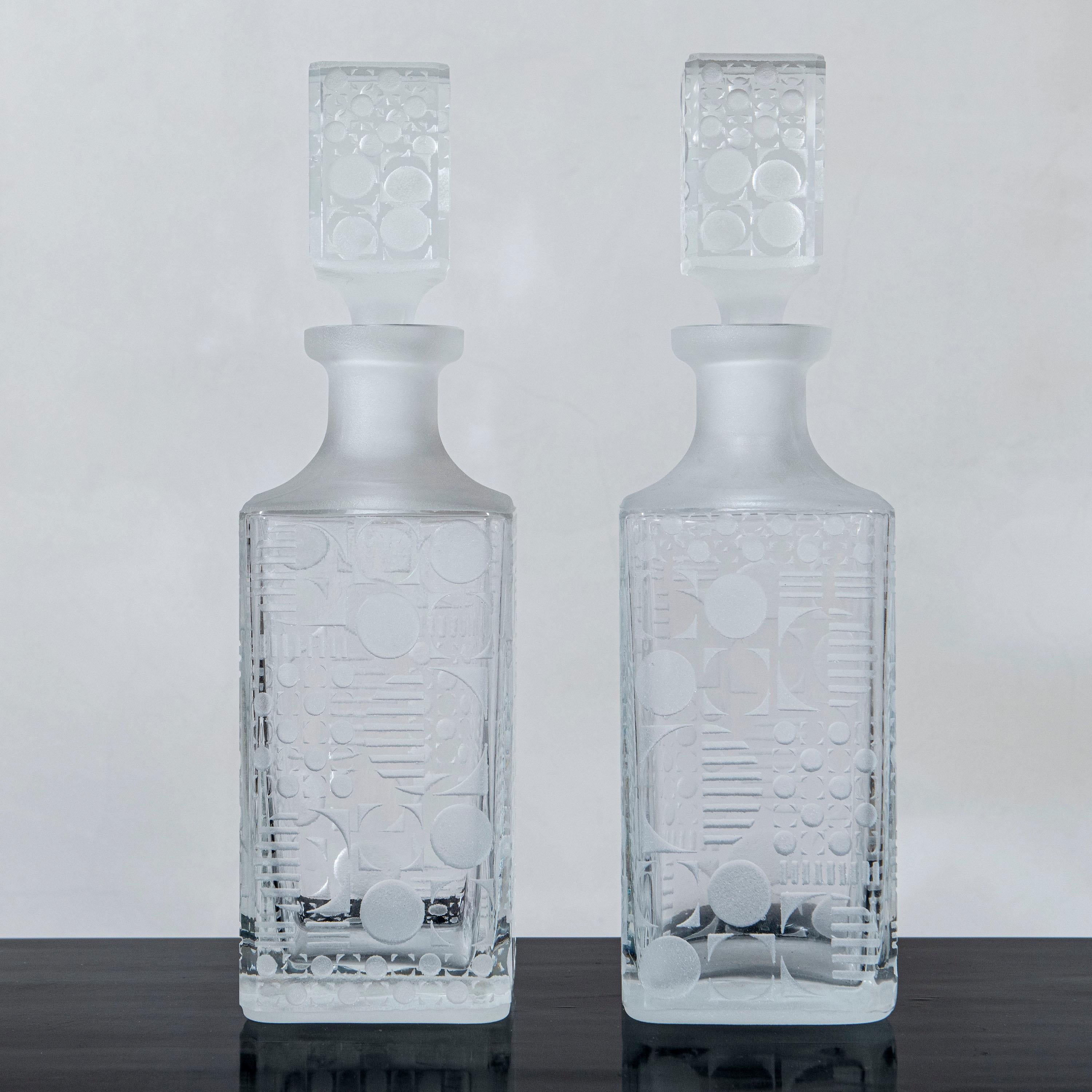 Set of five crystal Querandi glasses and two bottles. Argentina, circa 1970.

Bottles dimensions: 35,5 cm height, 10 cm width, 10 cm depth.
Glasses dimensions: 9 cm height, 8,5 cm diameter.
  