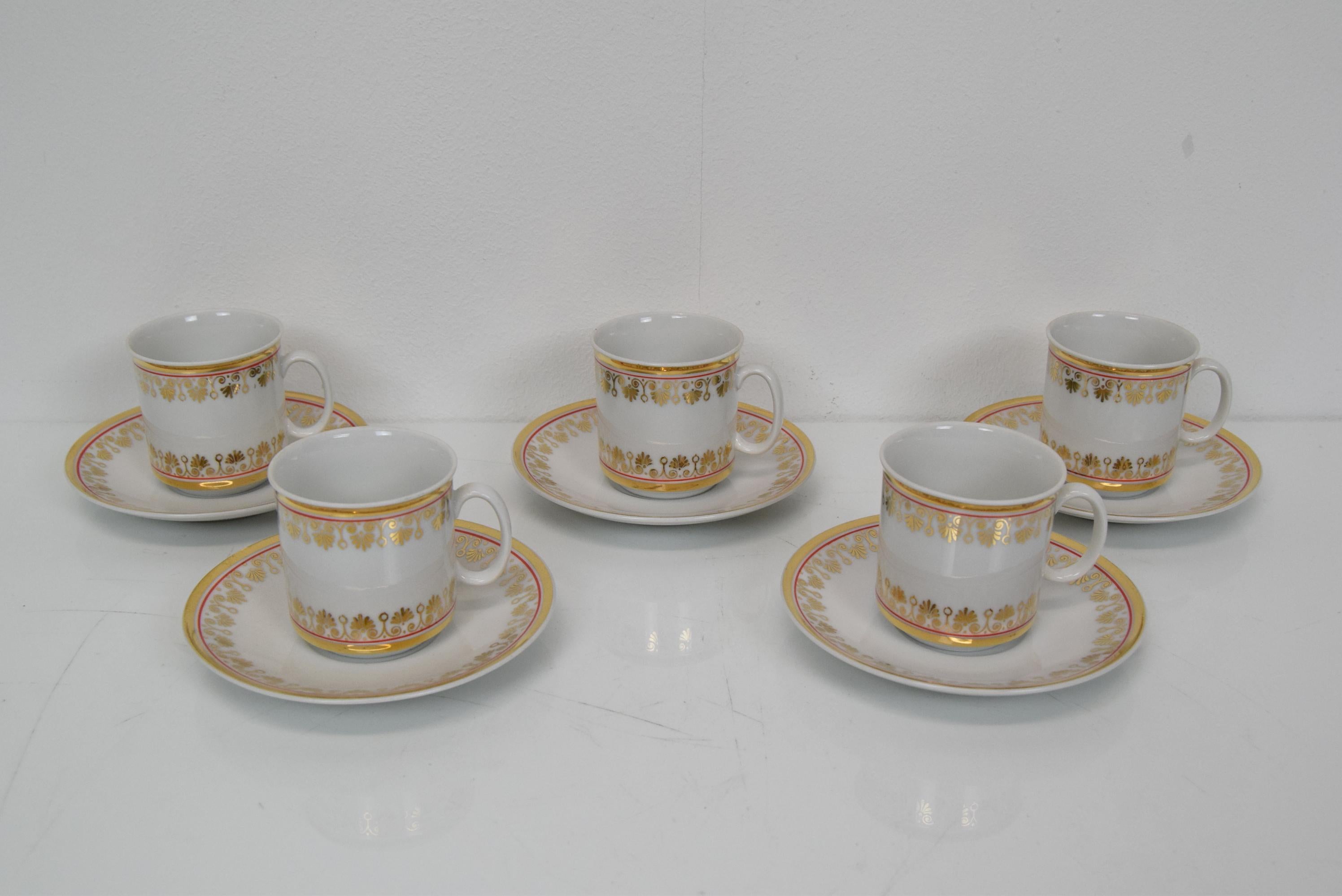 Fabricado en Checoslovaquia
De porcelana
Vasos: 5,5 x 7 x 5,5 cm
Platillos: 11,5 x 1,5 cm
Piezas raras.
Buen estado original.
 