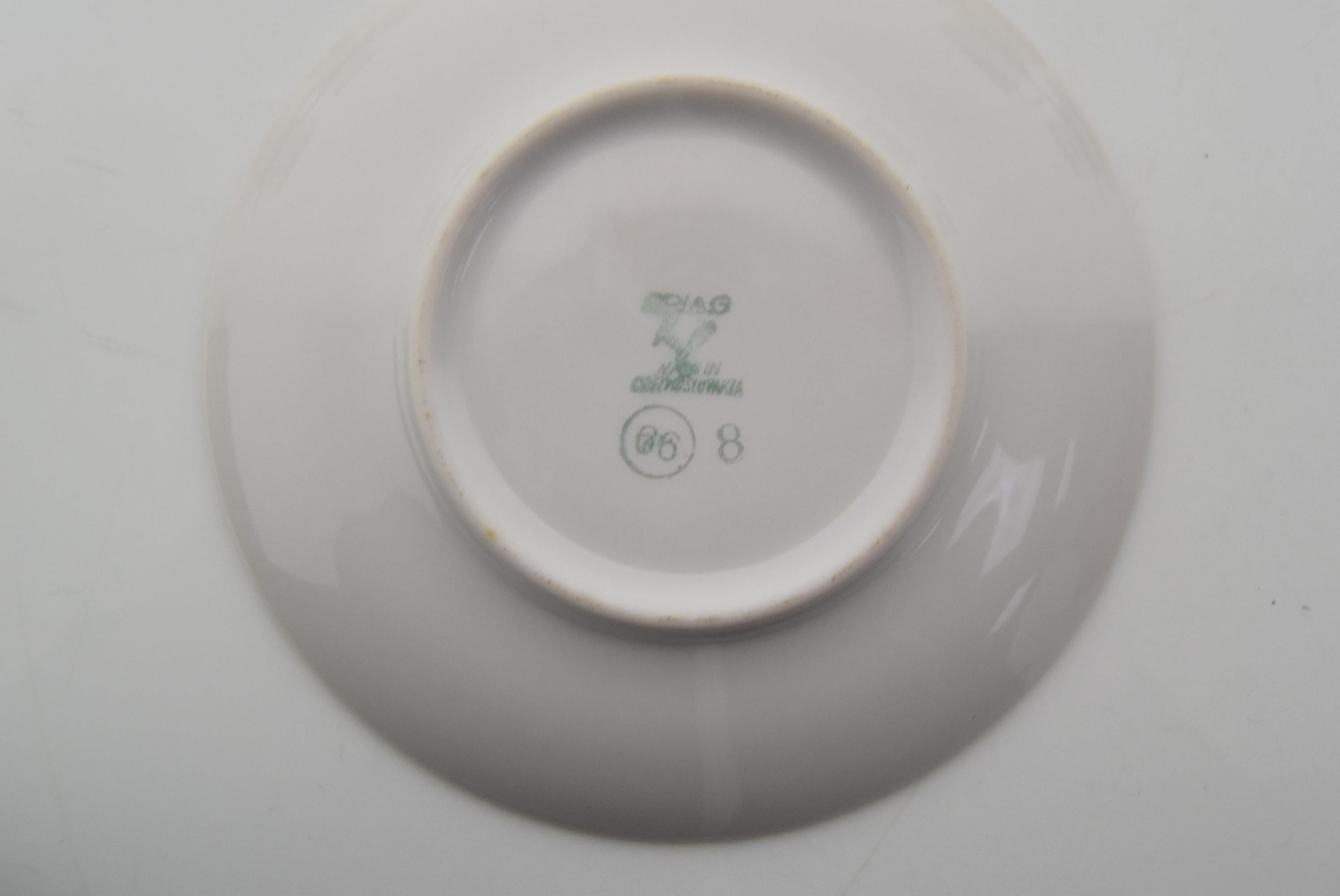 Juego de cinco tazas y platillos de la empresa Epiag, hacia 1920 Porcelana en venta