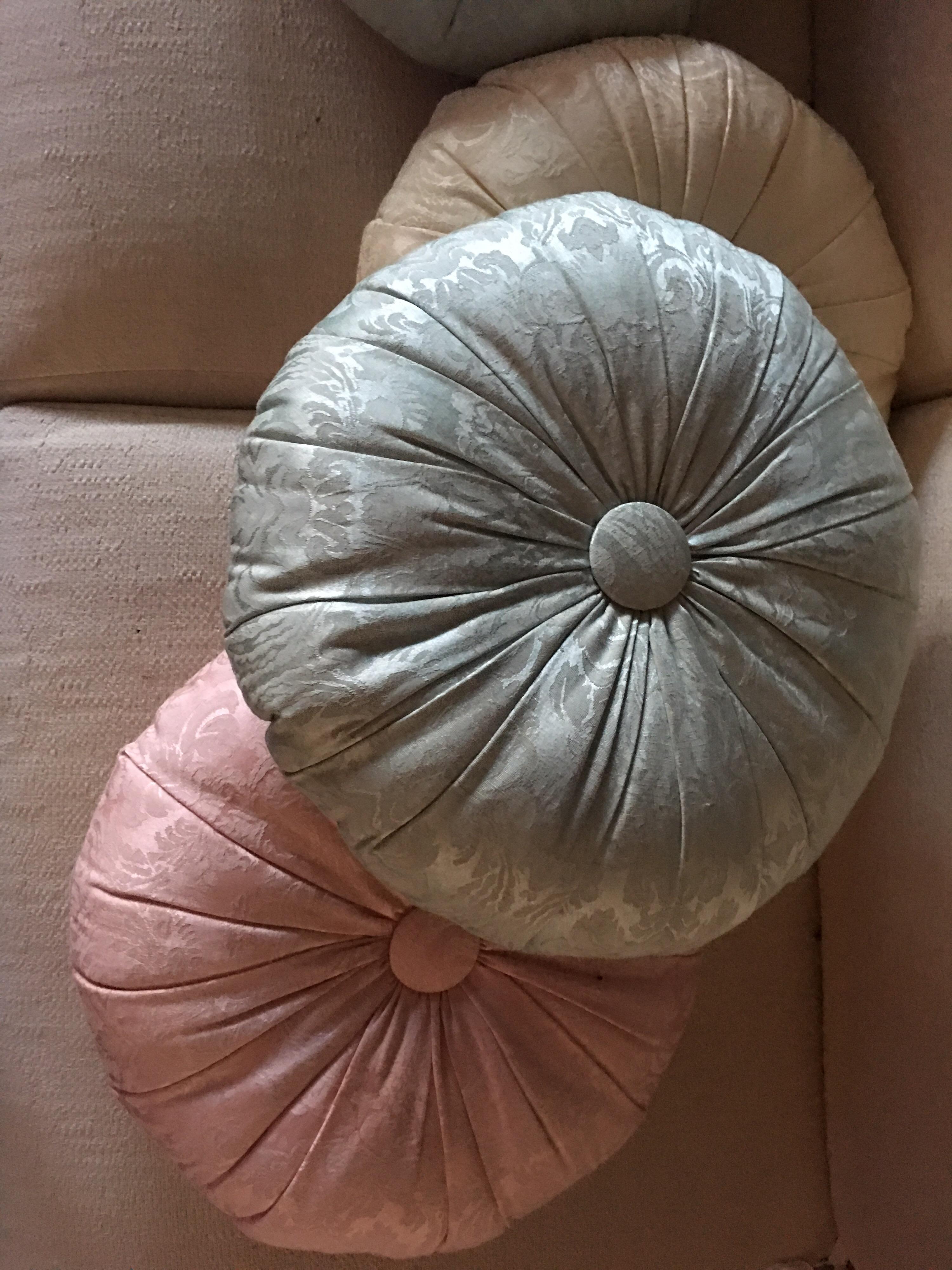 Ensemble de cinq coussins de boudoir de style français en jacquard pastel faits sur mesure en vente 2