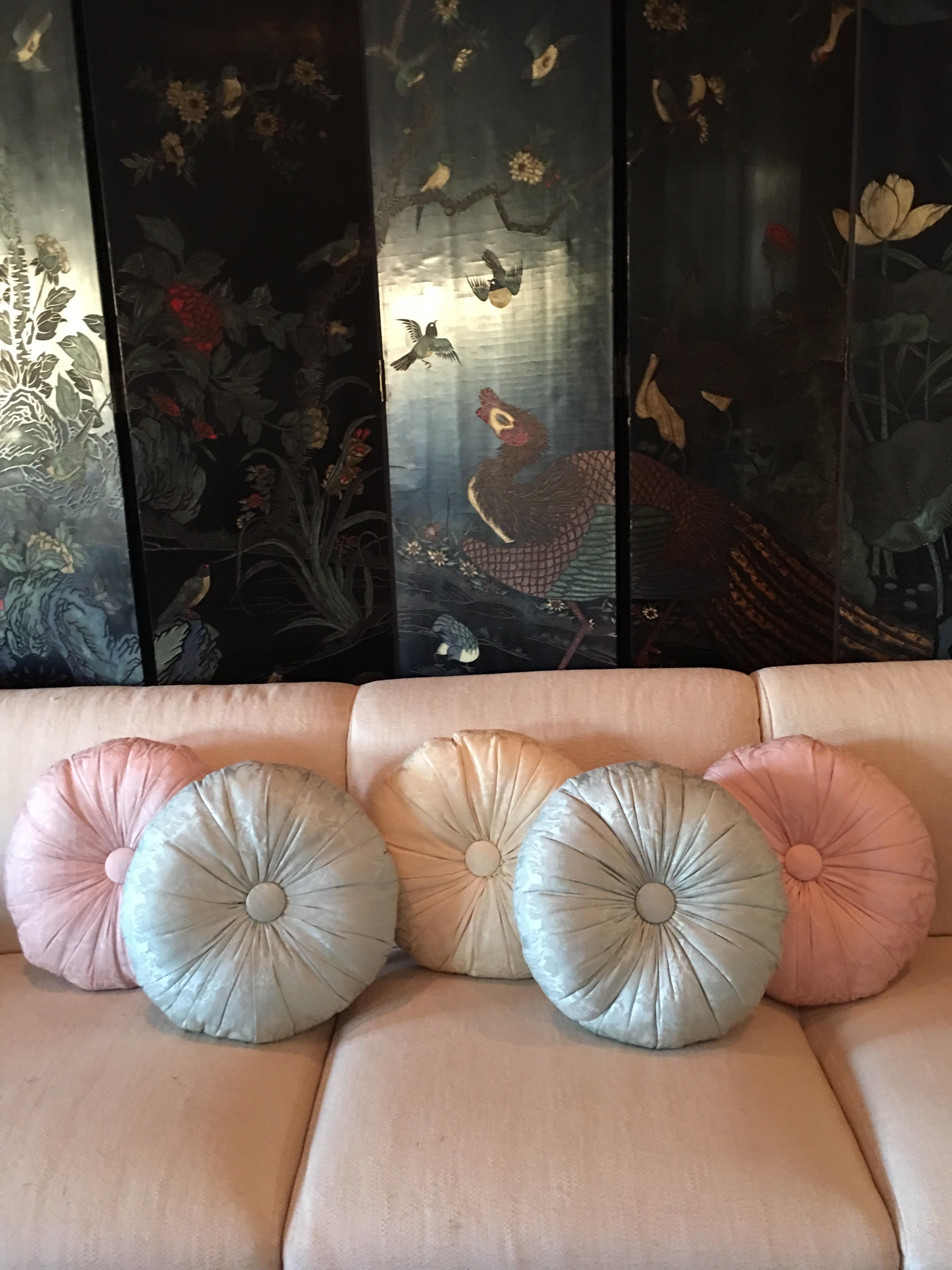 Ensemble de cinq coussins de boudoir de style français en jacquard pastel faits sur mesure en vente 3