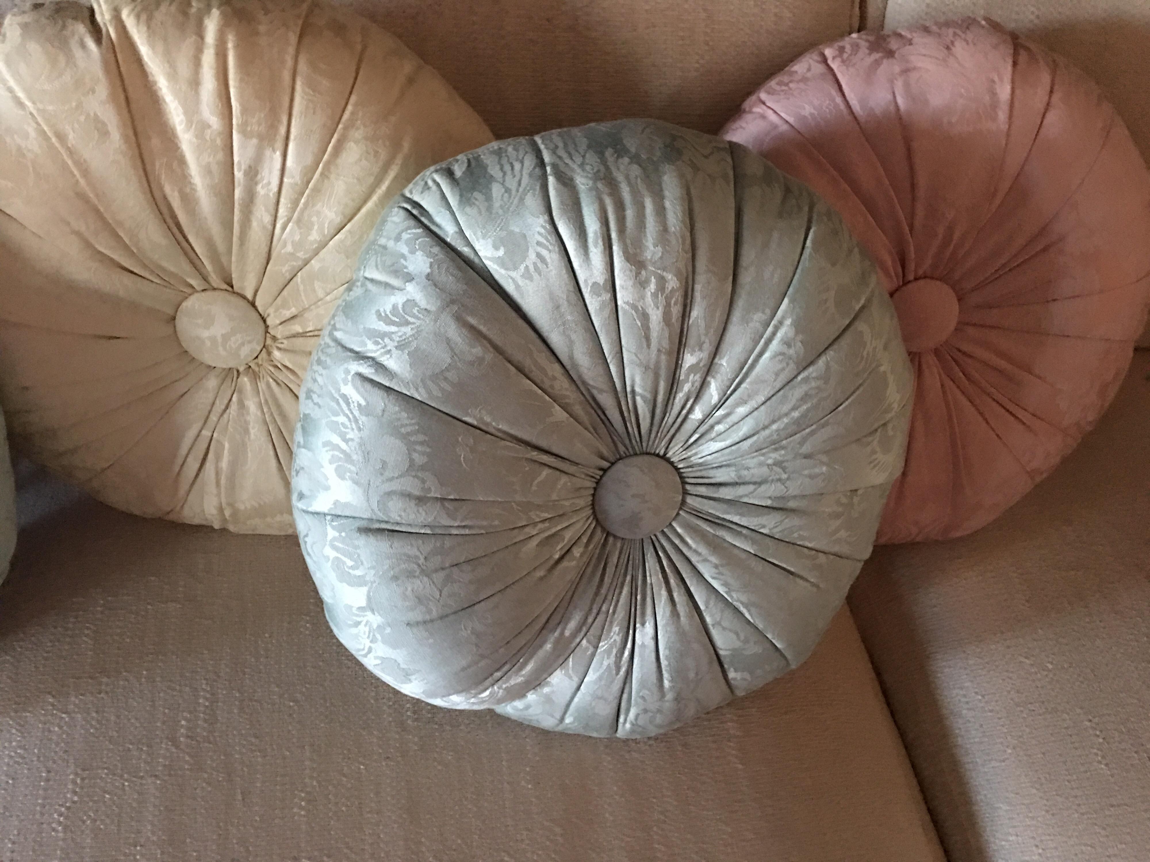 Un ensemble de cinq coussins de designer faits sur mesure pour une propriété de Palm Springs mais jamais utilisés. Réalisées dans le style d'un boudoir français vintage, elles ont été confectionnées dans un magnifique jacquard pastel haut de gamme.
