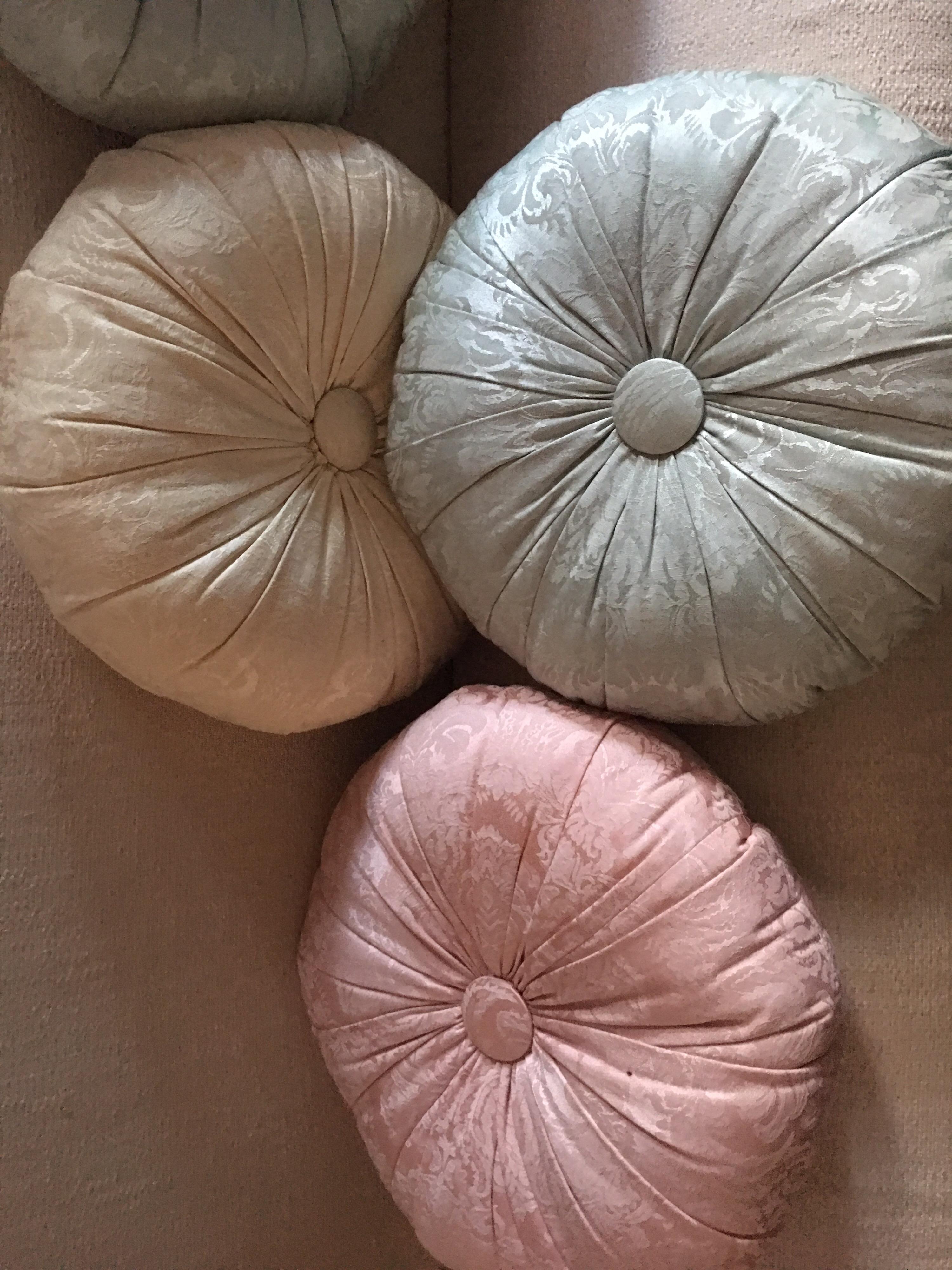 Ensemble de cinq coussins de boudoir de style français en jacquard pastel faits sur mesure Excellent état - En vente à Palm Springs, CA