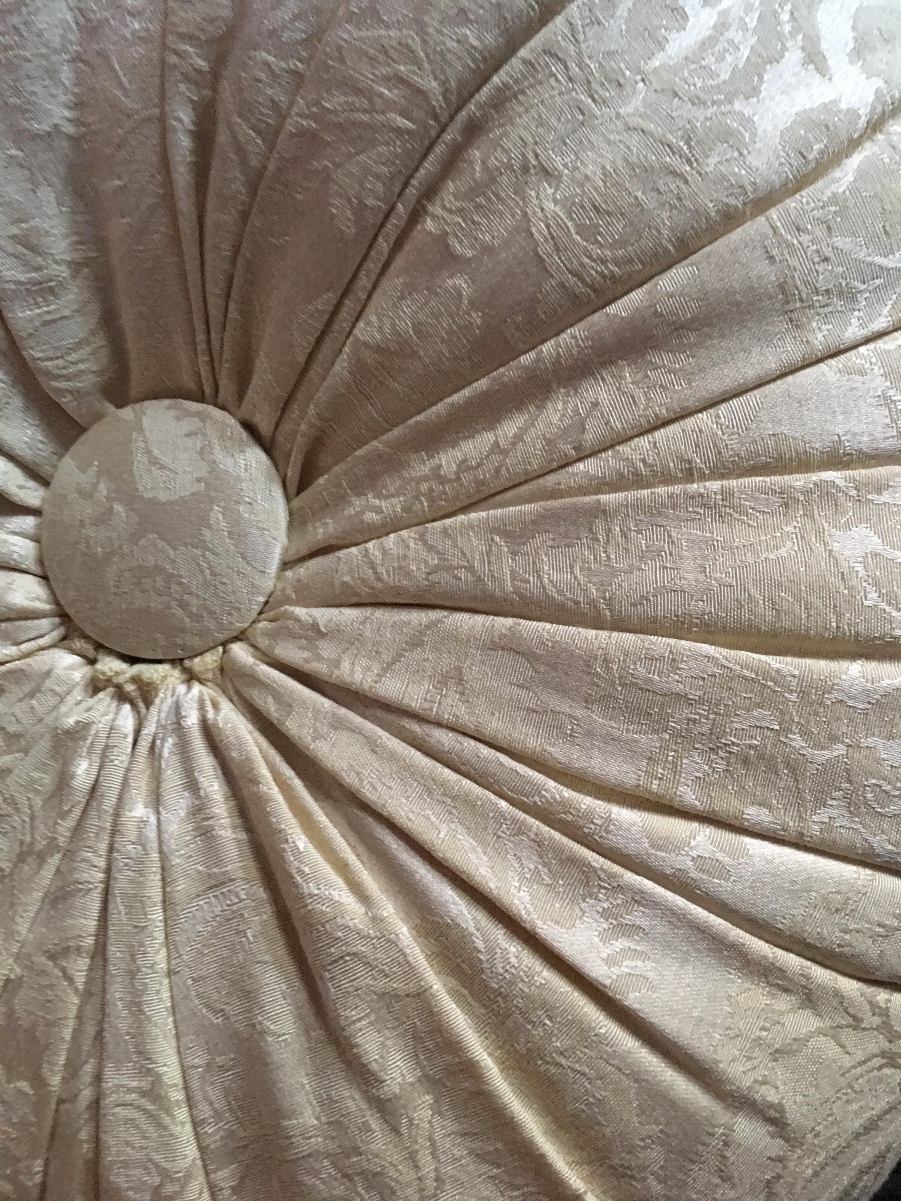 Ensemble de cinq coussins de boudoir de style français en jacquard pastel faits sur mesure en vente 1