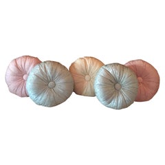 Ensemble de cinq coussins de boudoir de style français en jacquard pastel faits sur mesure