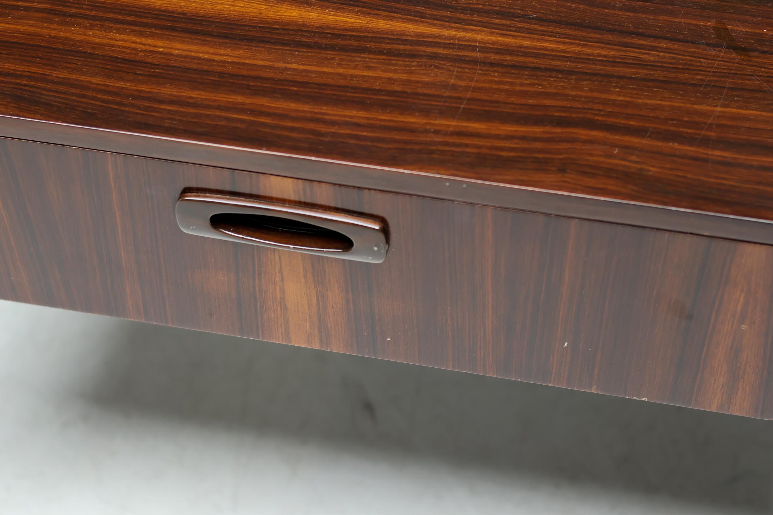 Danois Ensemble de cinq tables à plateaux danoises modernes en bois de rose en vente