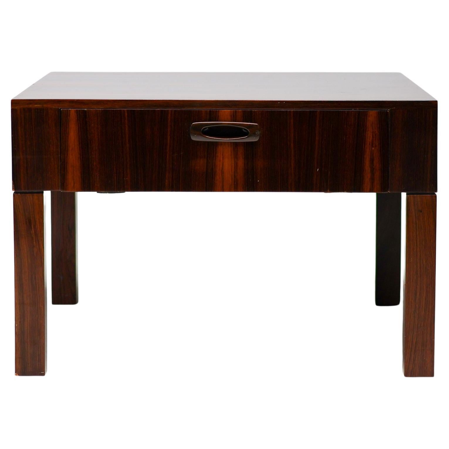 Ensemble de cinq tables à plateaux danoises modernes en bois de rose en vente