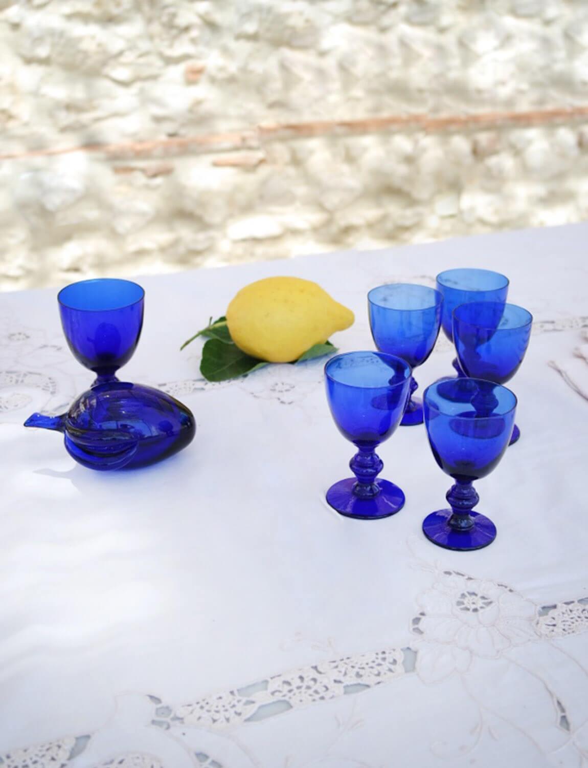 Set of five dark blue Italian aperitivi glasses. The glasses are petit in size and a wonderful deep blue colour. Made in the 1960s, they are in good condition.

(Please note, large blue goblet and plumb in one photo are not included.