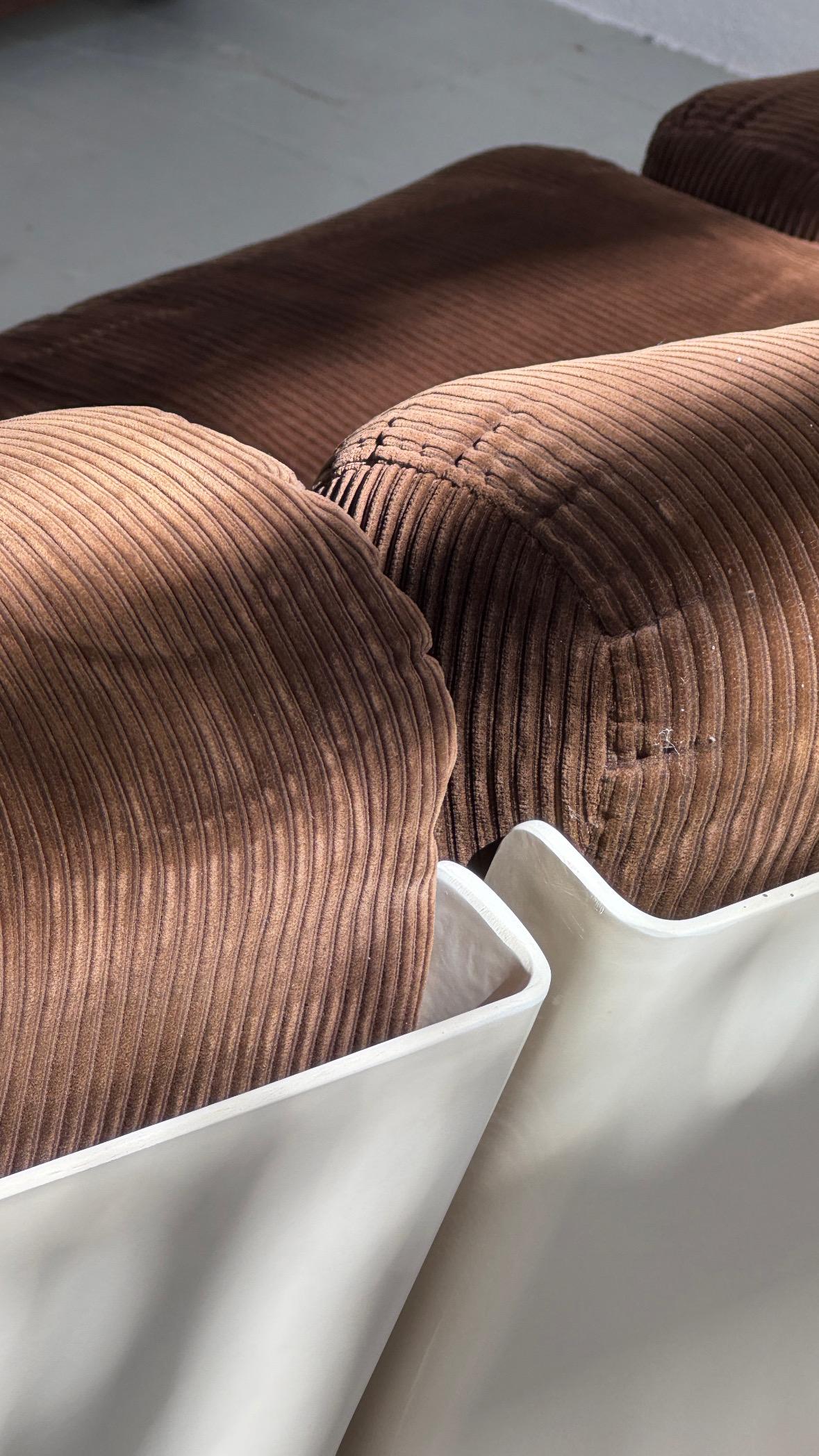 Set of five dark brown modular sofa elements, by Mario Bellini for C&B Italia. en vente 7