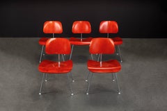 Ensemble de cinq chaises de salle à manger DCM de Charles Eames pour Herman Miller, signées