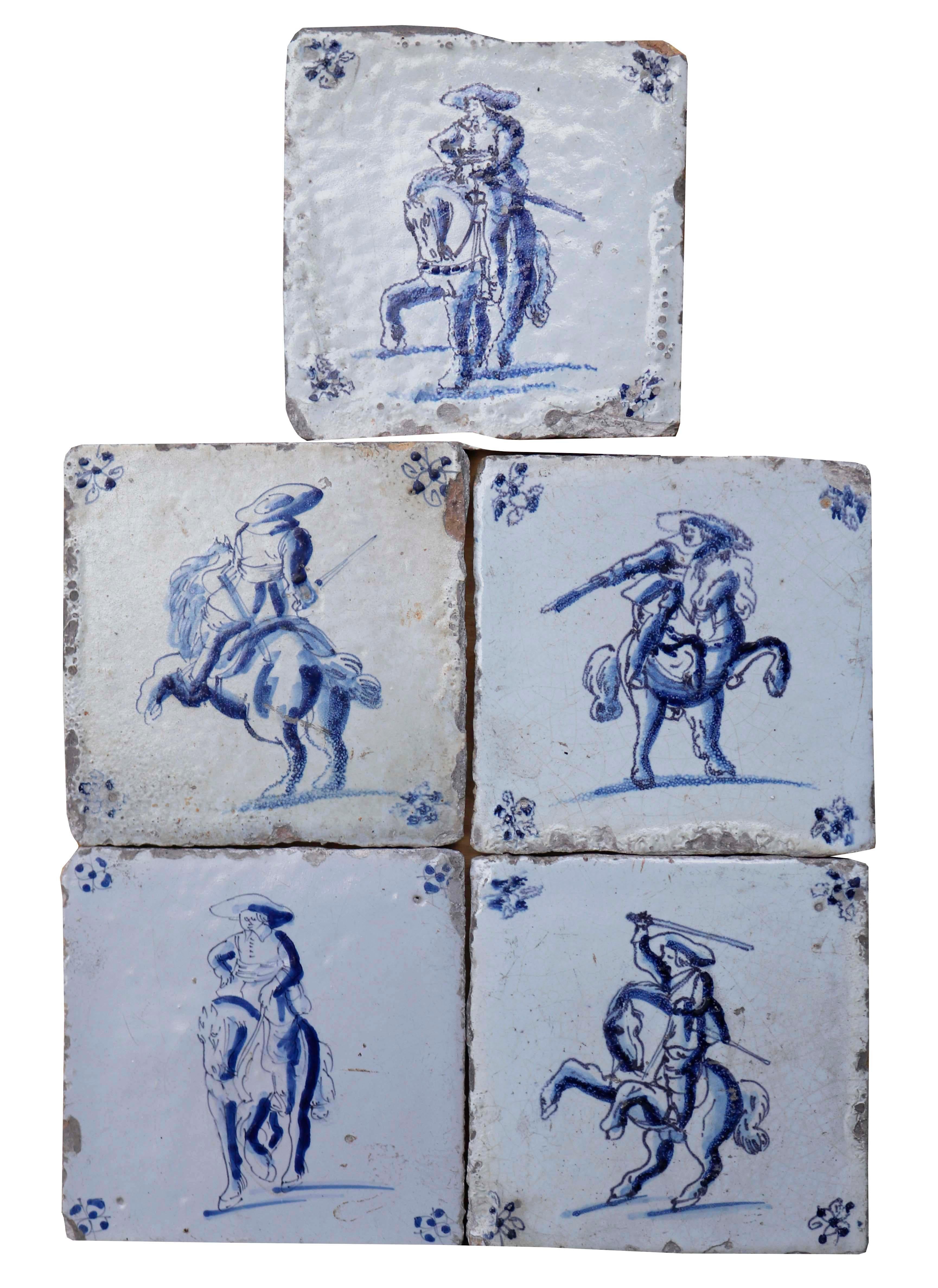 Fünf Delfter Fliesen mit Reitern. Diese charakteristischen Delfter Kacheln zeigen Soldaten zu Pferd in ausdrucksstarken blauen Farben auf weißem Hintergrund. Jedes Bild bietet eine wunderbare, einzigartige Illustration.

Zusätzliche