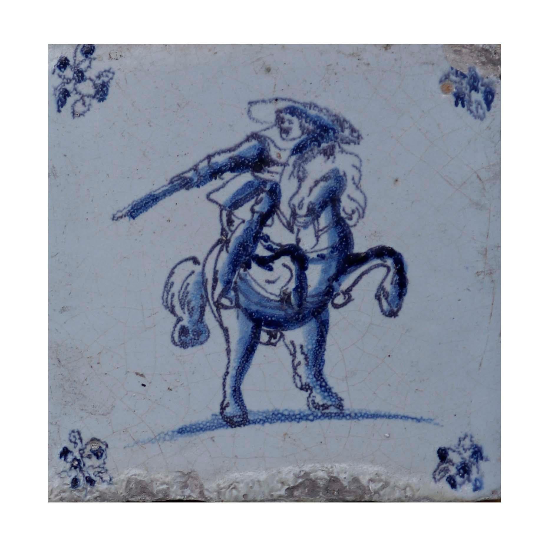 Satz von fünf Delfter Kacheln mit Reitern (17. Jahrhundert) im Angebot