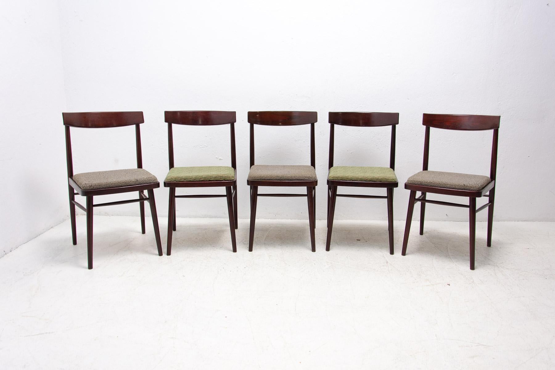 These upholstered dining chairs were made in the former Czechoslovakia by TON company in the 1970´s.
This model of chairs was also to be produced by JITONA company.
These are in good Vintage condition, have a different fabric color. Mahogany