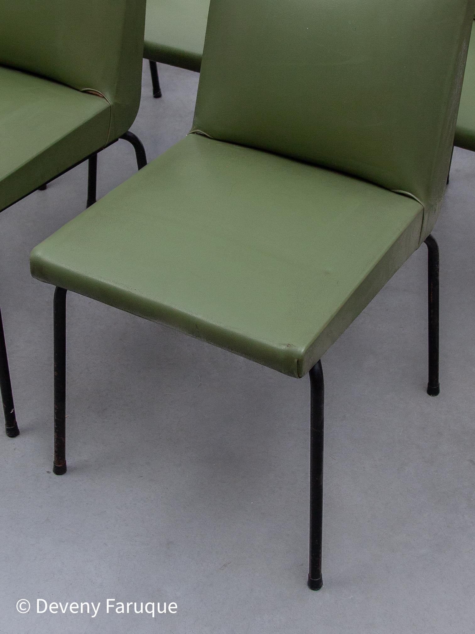 Ensemble de cinq chaises de salle à manger conçu par Pierre Guariche pour Meurop, Belgique en vente 3