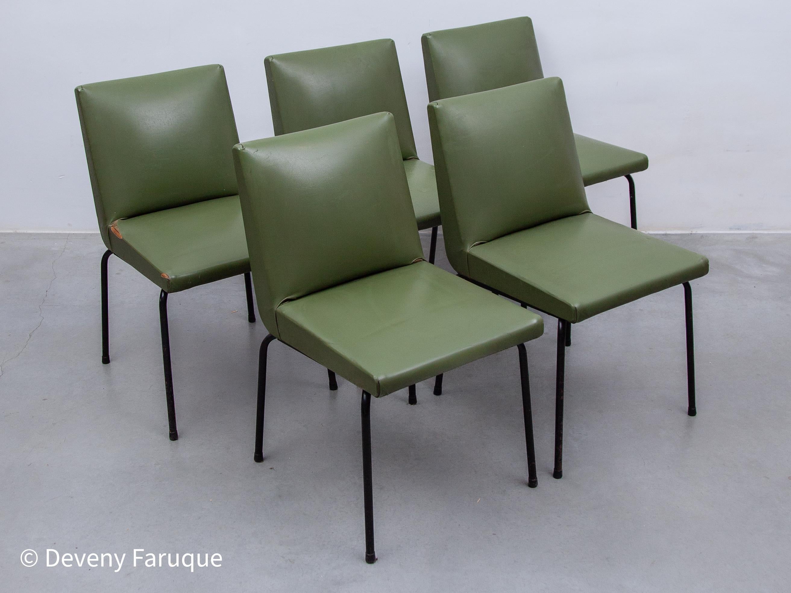 Ensemble de cinq chaises de salle à manger conçu par Pierre Guariche pour Meurop, Belgique en vente 4