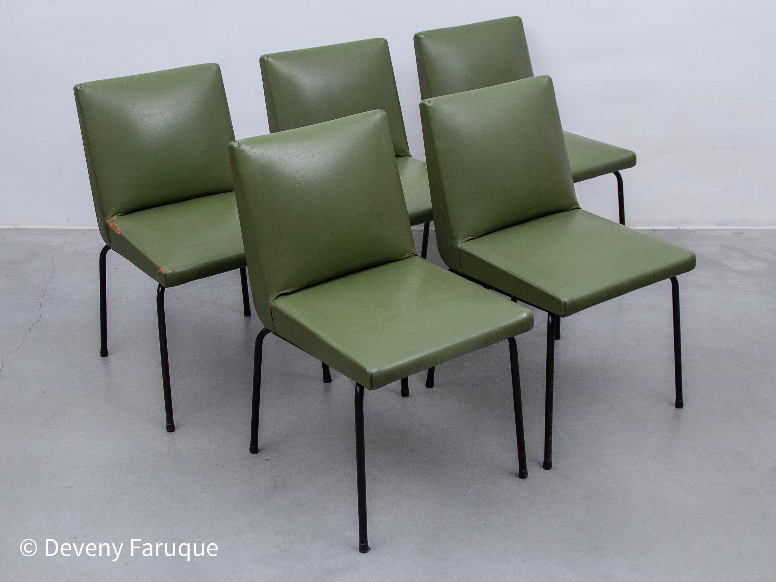 Ensemble de cinq chaises de salle à manger conçu par Pierre Guariche pour Meurop, Belgique en vente 5