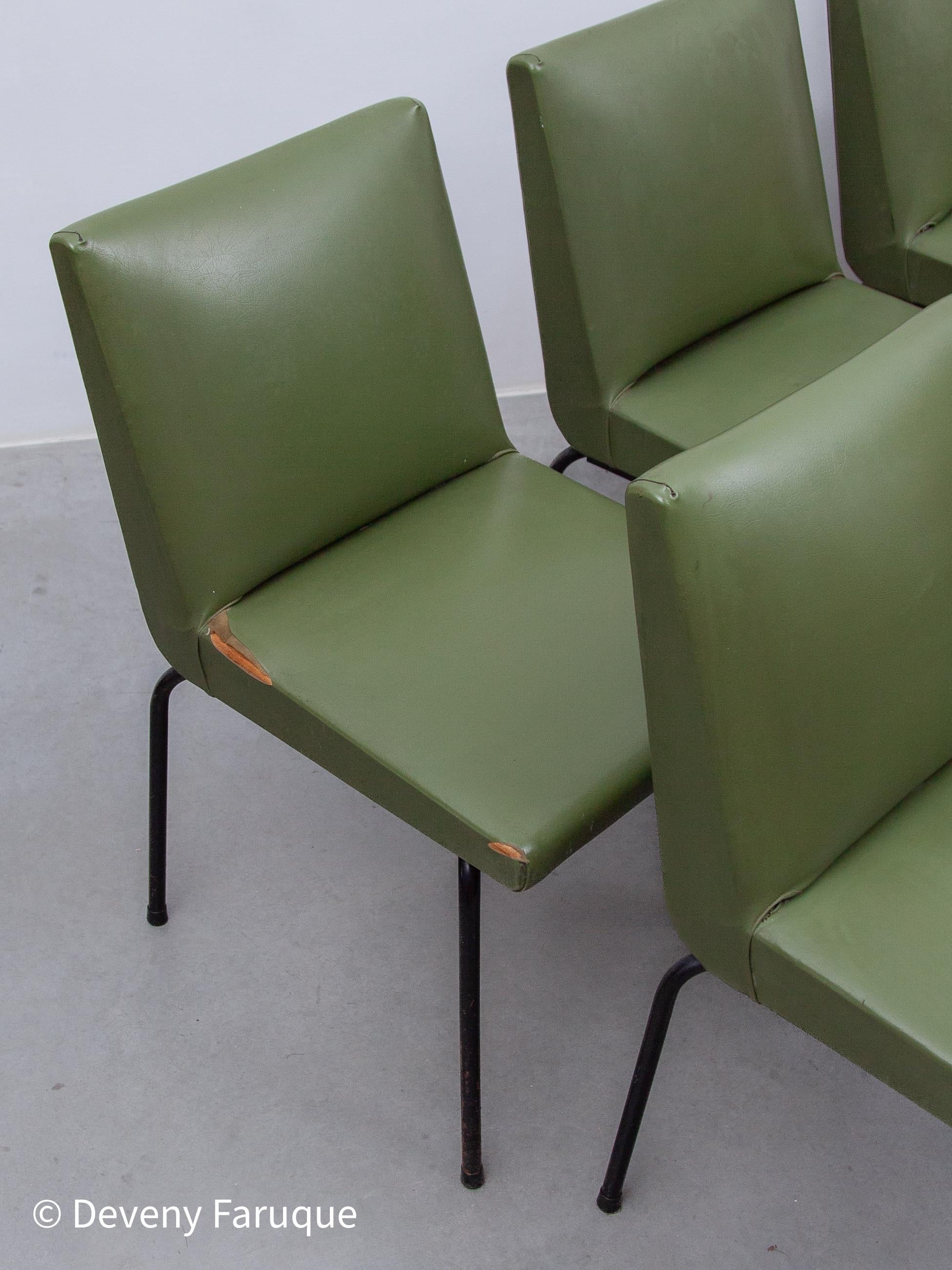 Ensemble de cinq chaises de salle à manger conçu par Pierre Guariche pour Meurop, Belgique en vente 6