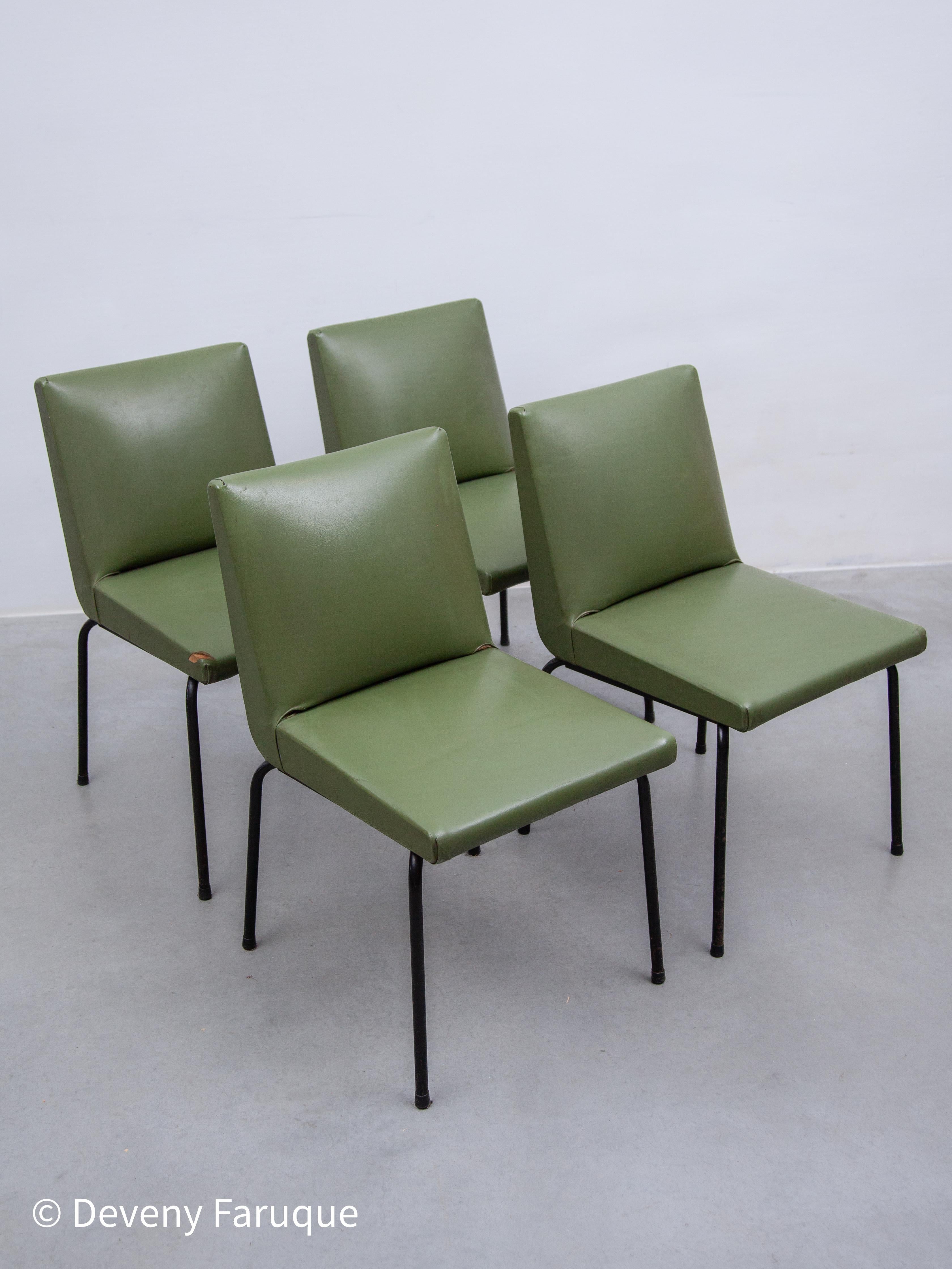 Ensemble de cinq chaises de salle à manger conçu par Pierre Guariche pour Meurop, Belgique en vente 7