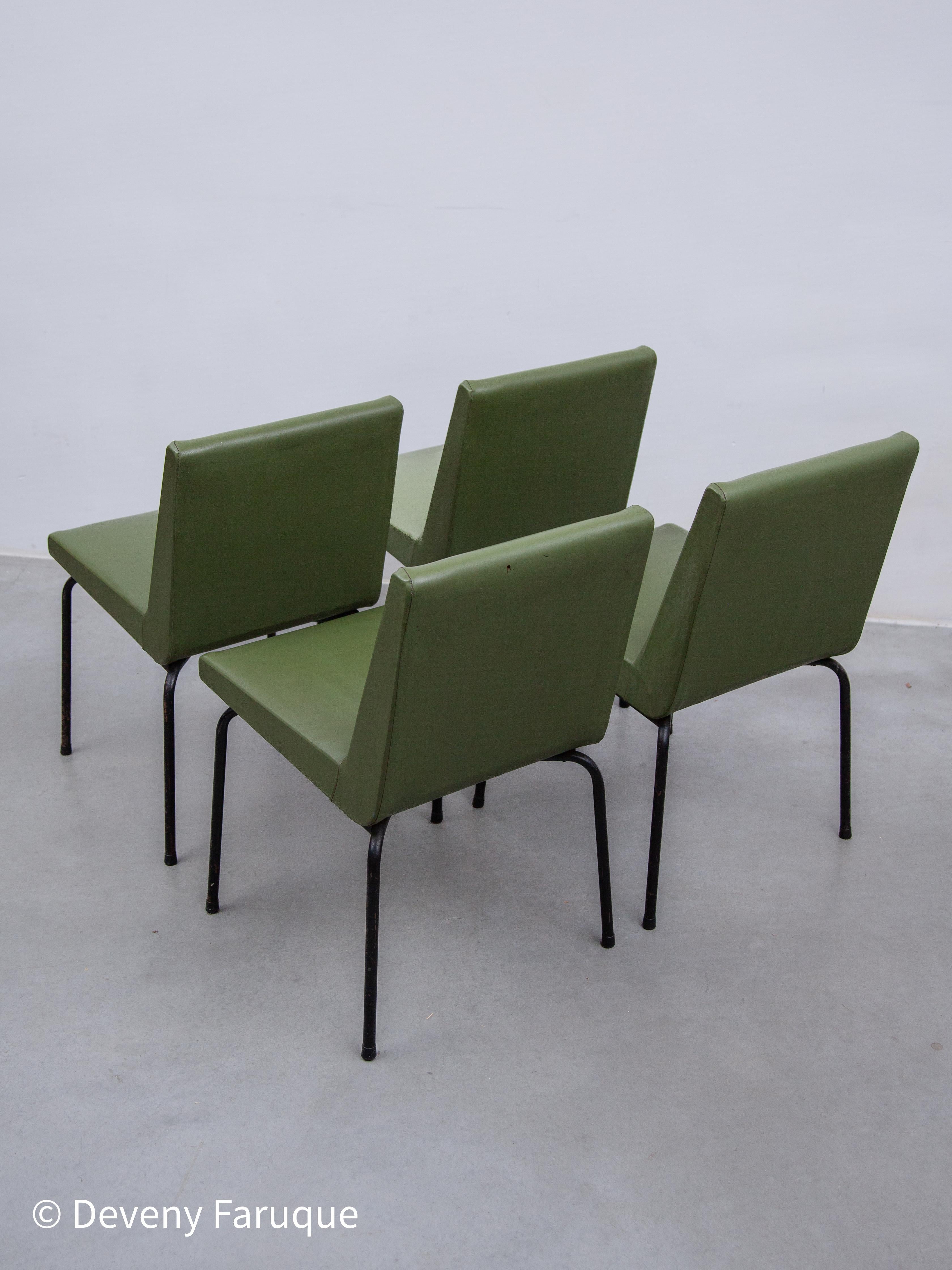 Ensemble de cinq chaises de salle à manger conçu par Pierre Guariche pour Meurop, Belgique en vente 8