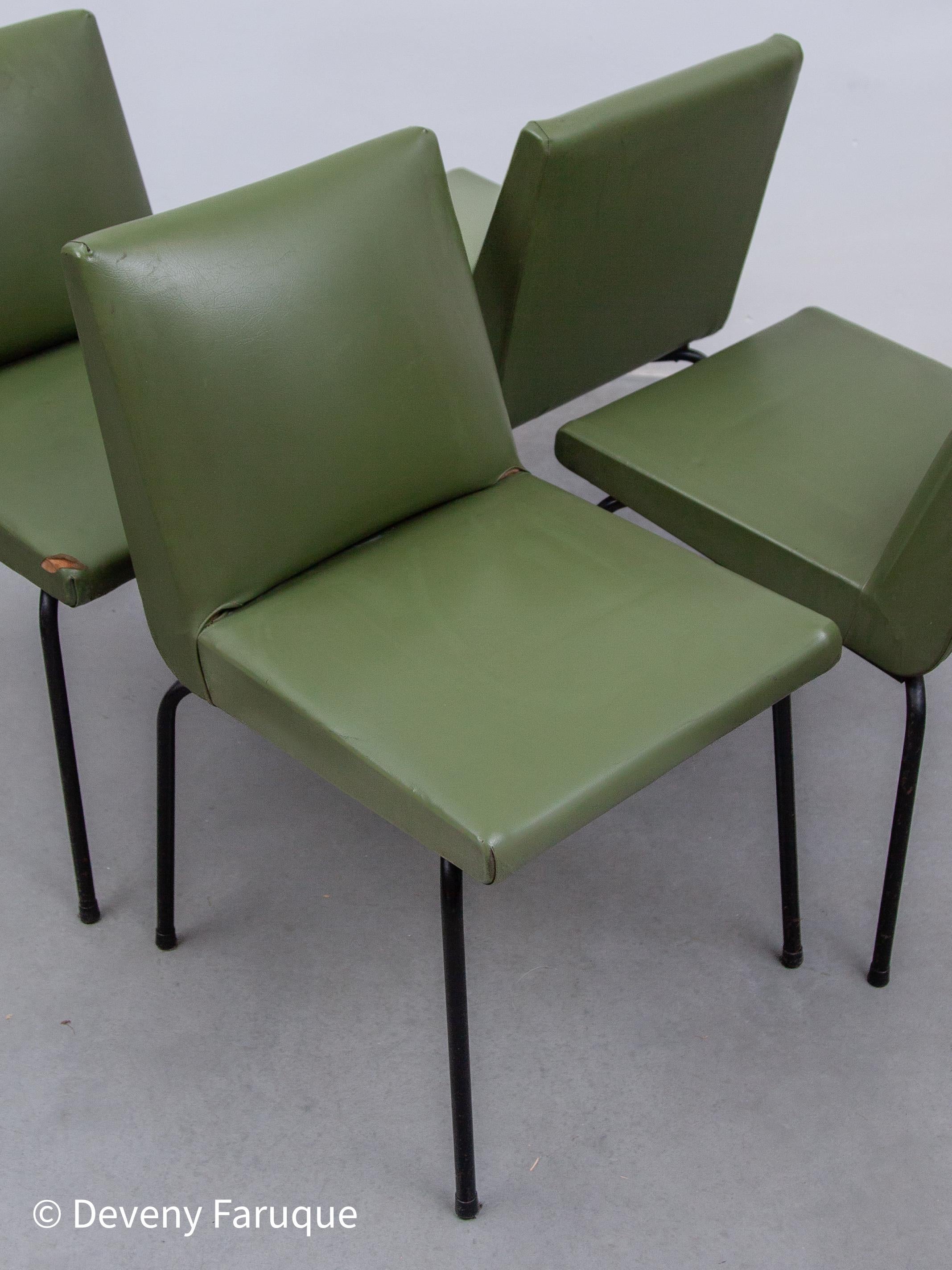 Ensemble de cinq chaises de salle à manger conçu par Pierre Guariche pour Meurop, Belgique en vente 10