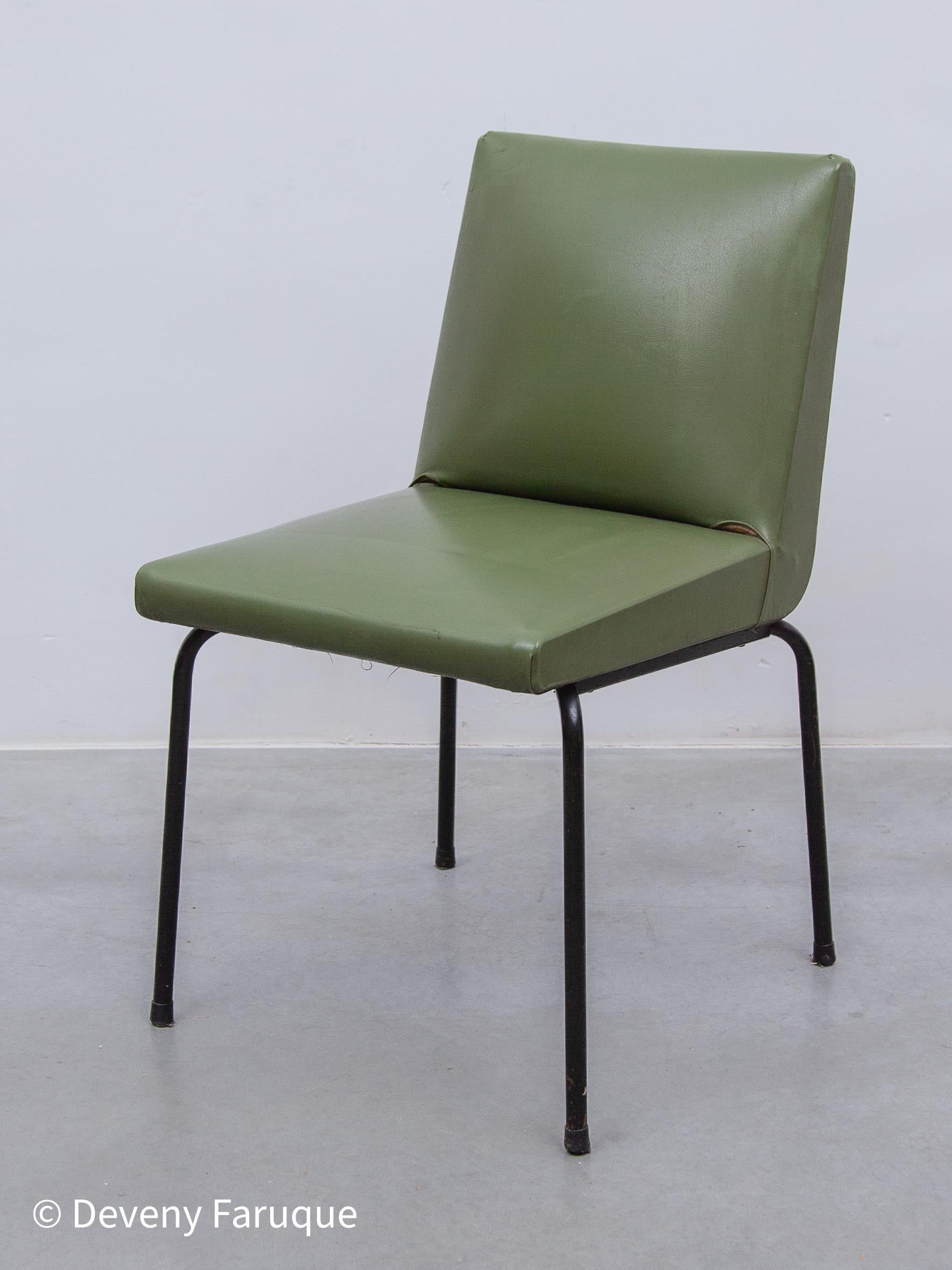 Ensemble de cinq chaises de salle à manger du milieu du siècle conçues par Pierre Guariche pour Meurop en Belgique, années 1950. Le cadre est en métal tubulaire laqué noir et le revêtement d'origine est en similicuir vert olive. Les chaises sont