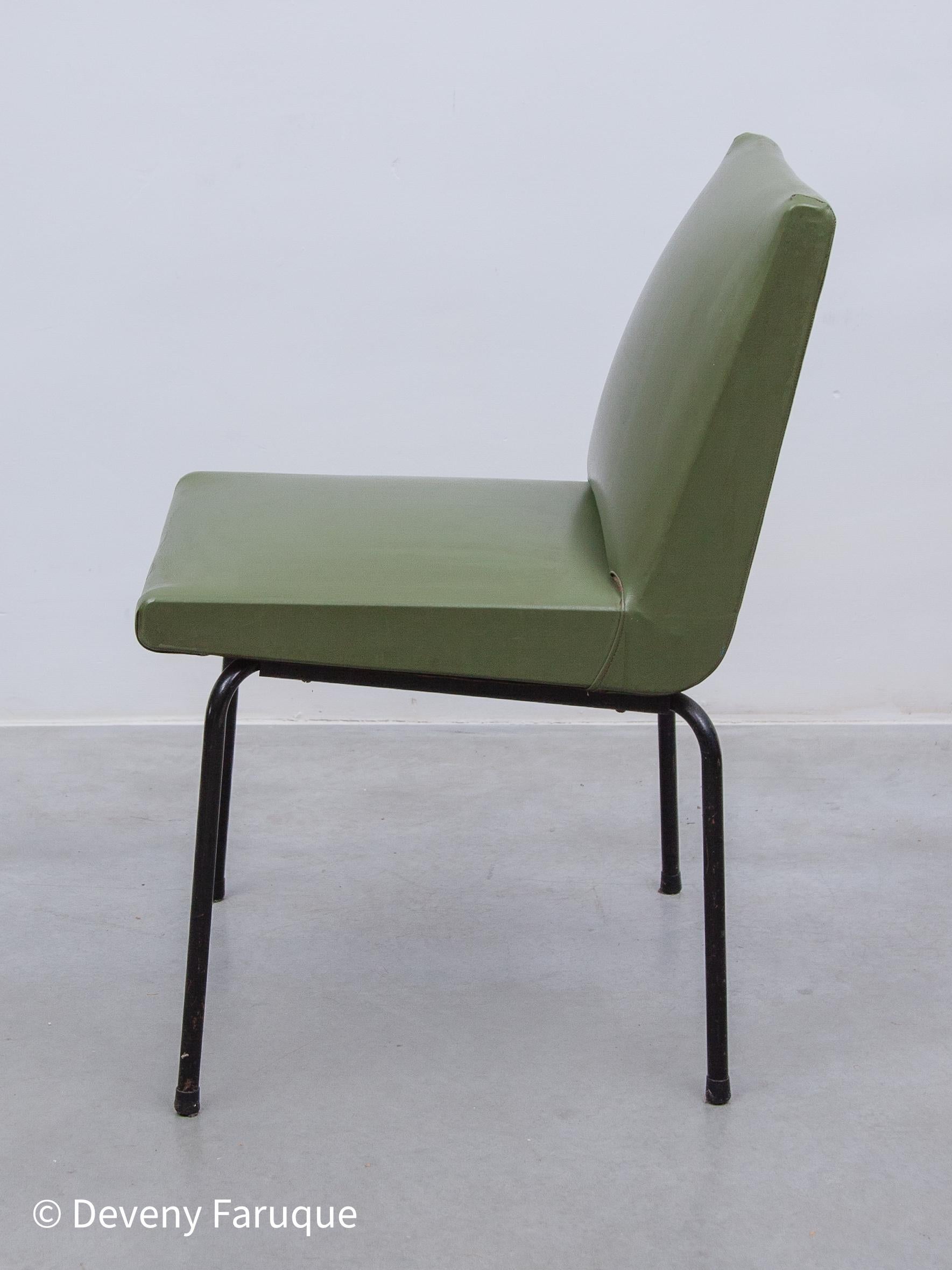 Mid-Century Modern Ensemble de cinq chaises de salle à manger conçu par Pierre Guariche pour Meurop, Belgique en vente