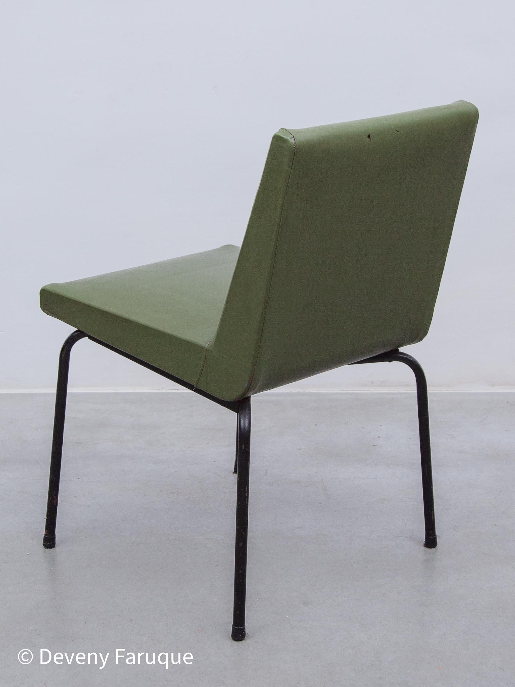 Belge Ensemble de cinq chaises de salle à manger conçu par Pierre Guariche pour Meurop, Belgique en vente