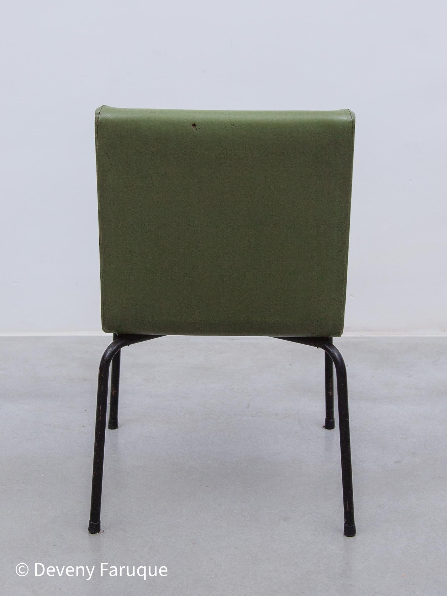 Ensemble de cinq chaises de salle à manger conçu par Pierre Guariche pour Meurop, Belgique Bon état - En vente à Antwerp, BE