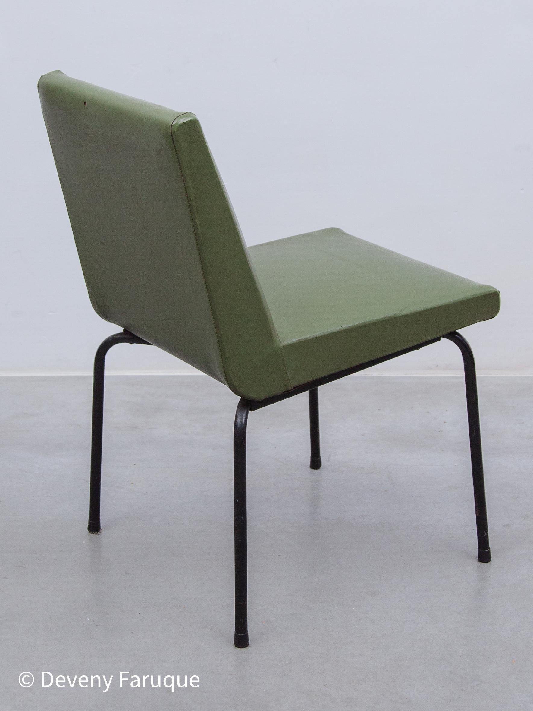 Milieu du XXe siècle Ensemble de cinq chaises de salle à manger conçu par Pierre Guariche pour Meurop, Belgique en vente