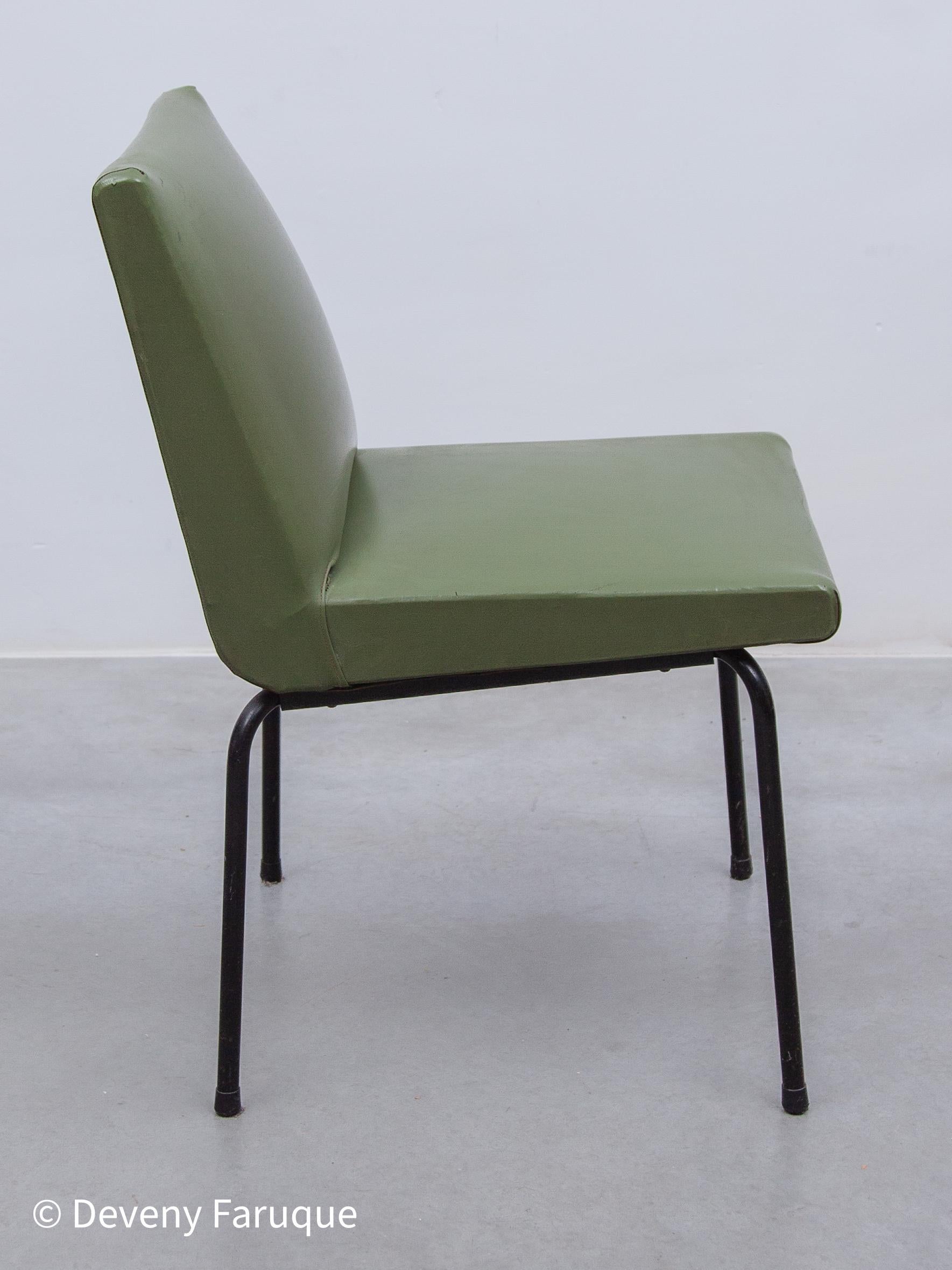 Métal Ensemble de cinq chaises de salle à manger conçu par Pierre Guariche pour Meurop, Belgique en vente