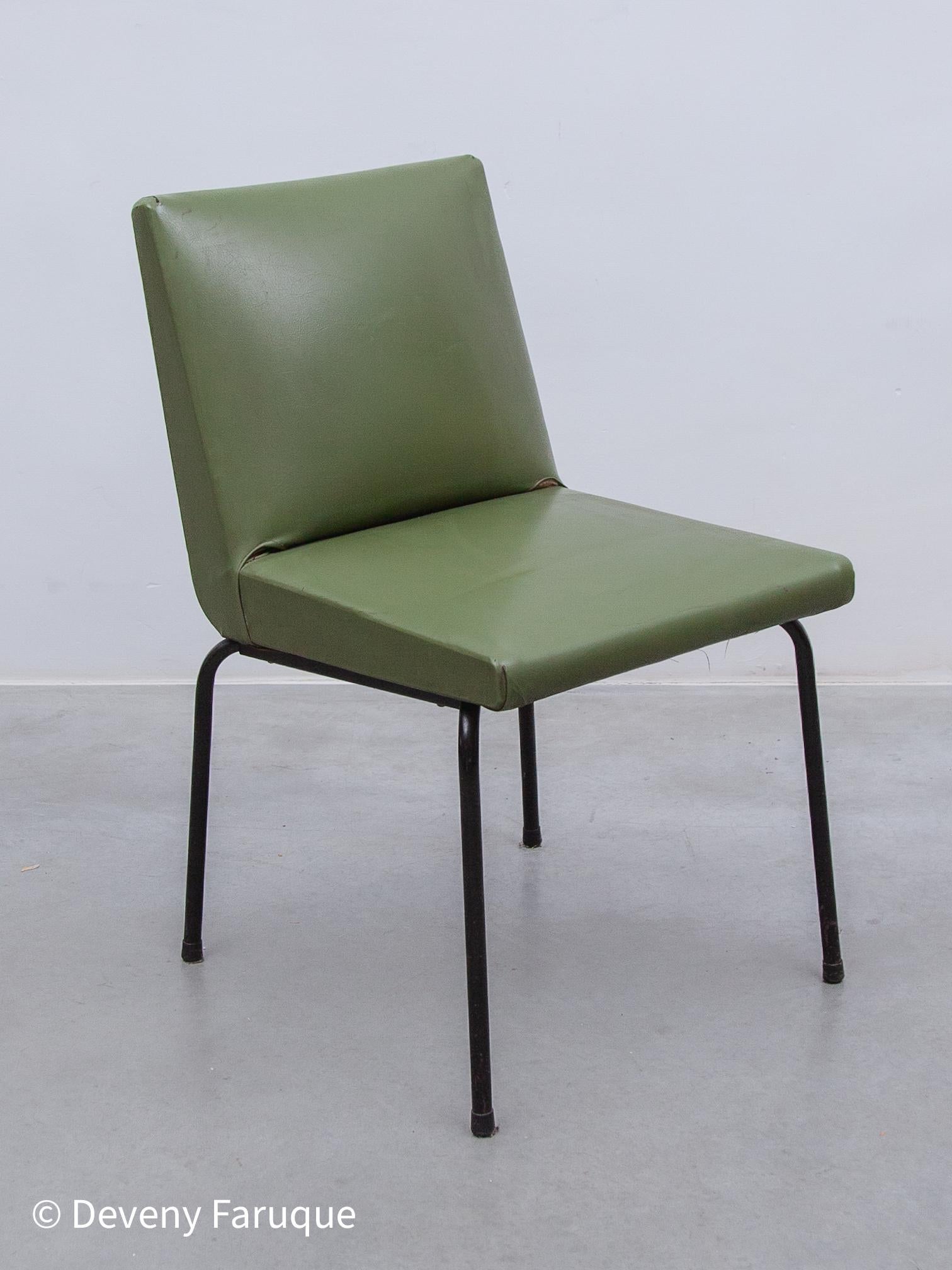Ensemble de cinq chaises de salle à manger conçu par Pierre Guariche pour Meurop, Belgique en vente 1