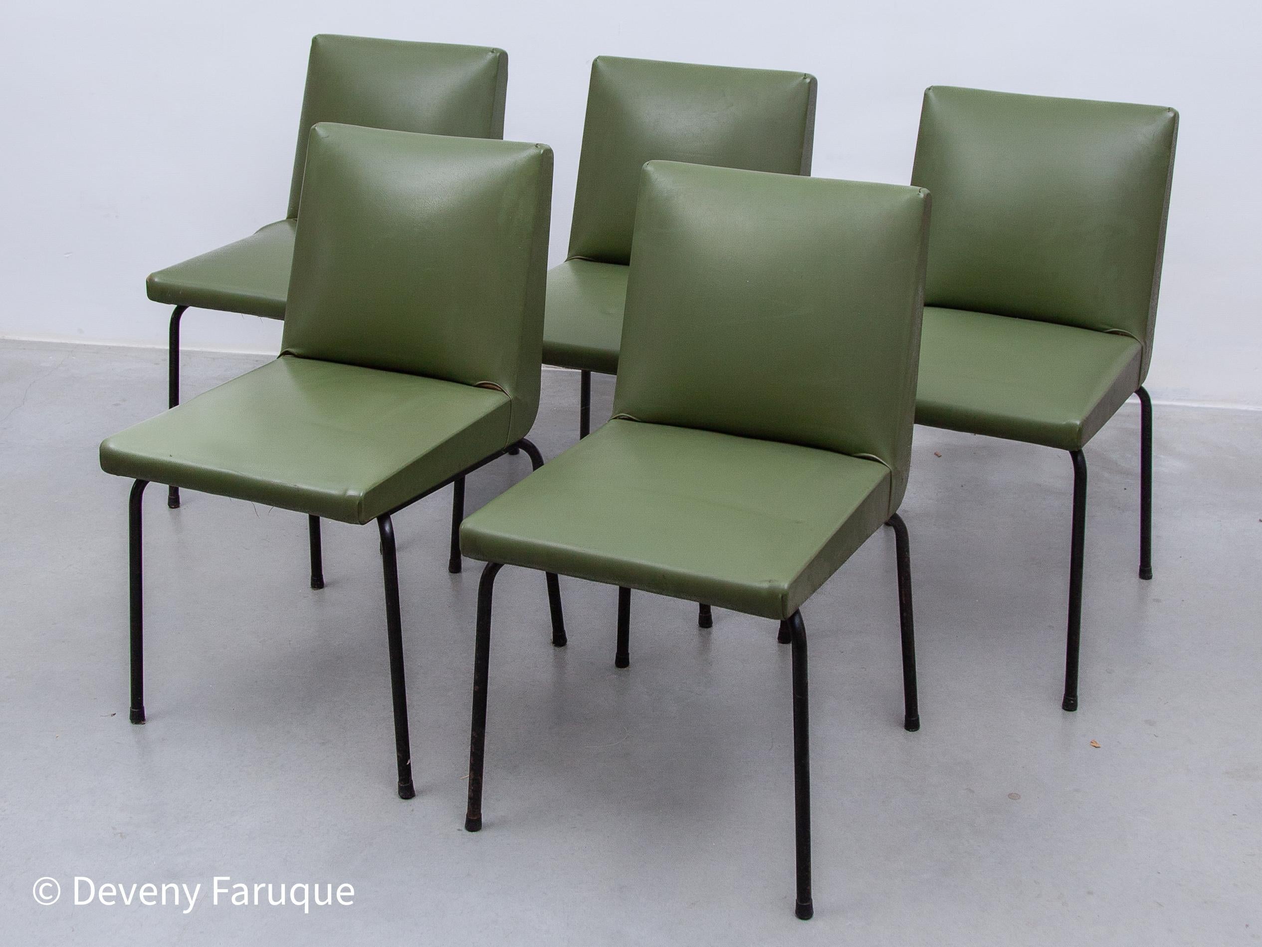 Ensemble de cinq chaises de salle à manger conçu par Pierre Guariche pour Meurop, Belgique en vente 2