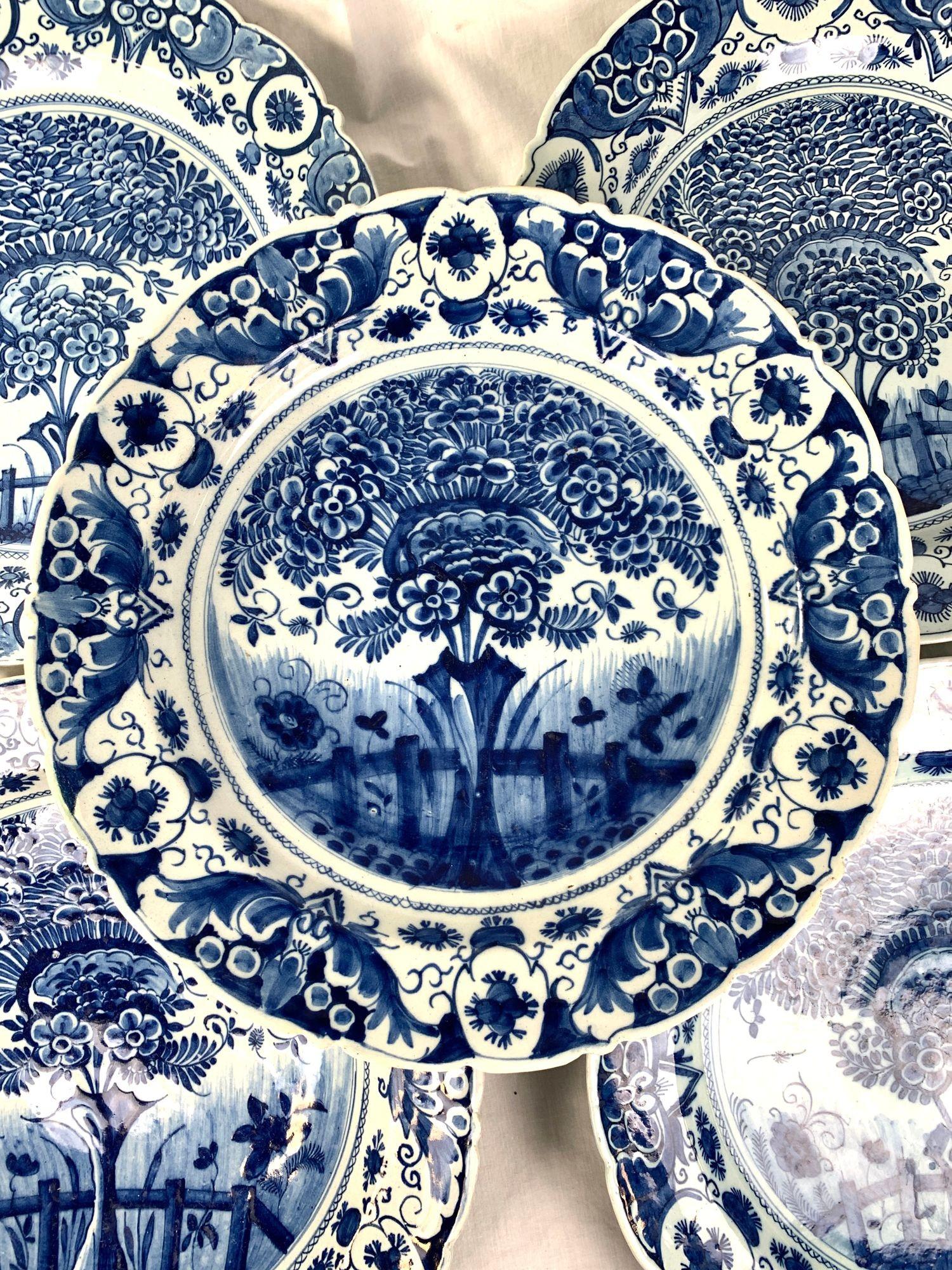 Cet ensemble de cinq assiettes hollandaises bleu et blanc de Delft a été peint à la main dans la célèbre manufacture De Porceleyne Claeuw (La Griffe) à Delft, vers 1770.
Chaque chargeur représente un bel arbre en fleurs dans un paysage clôturé,