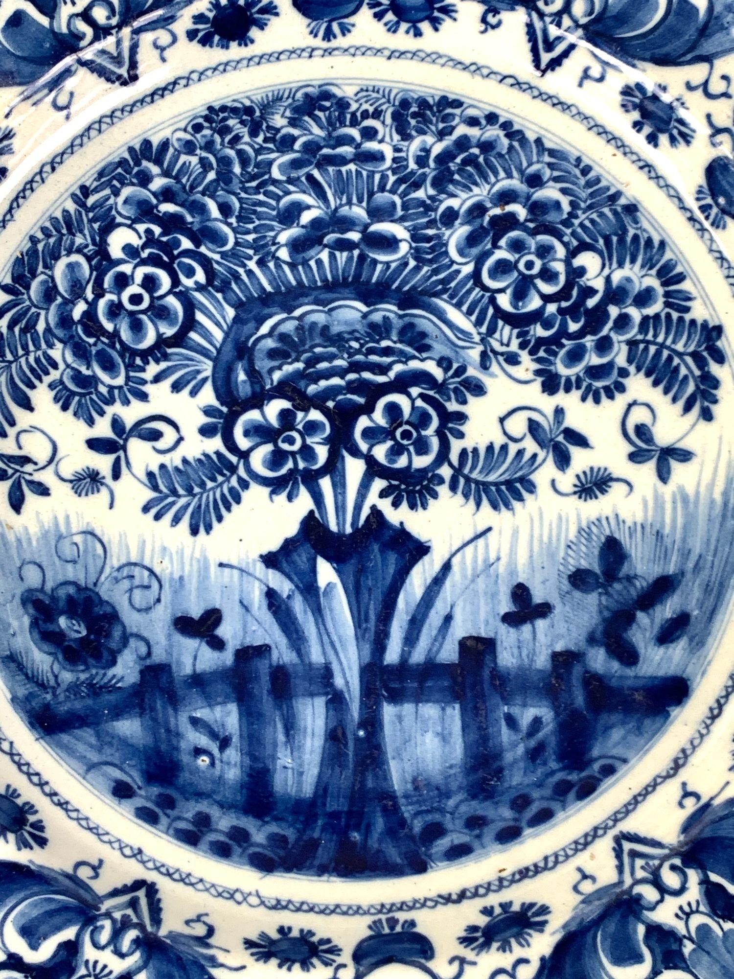 Rococo Ensemble de cinq chargeurs hollandais Delft bleu et blanc peints à la main par 