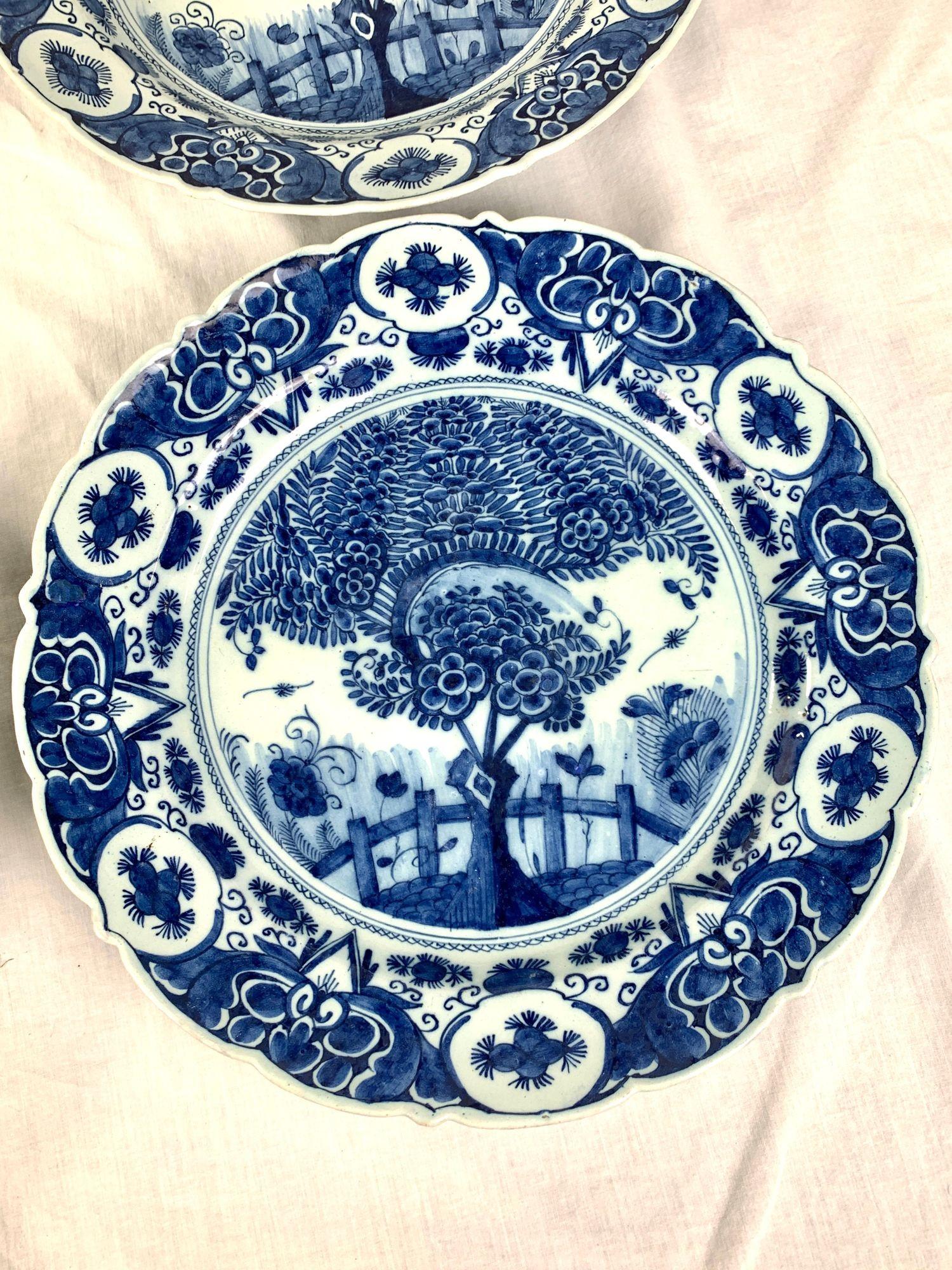 Ensemble de cinq chargeurs hollandais Delft bleu et blanc peints à la main par 